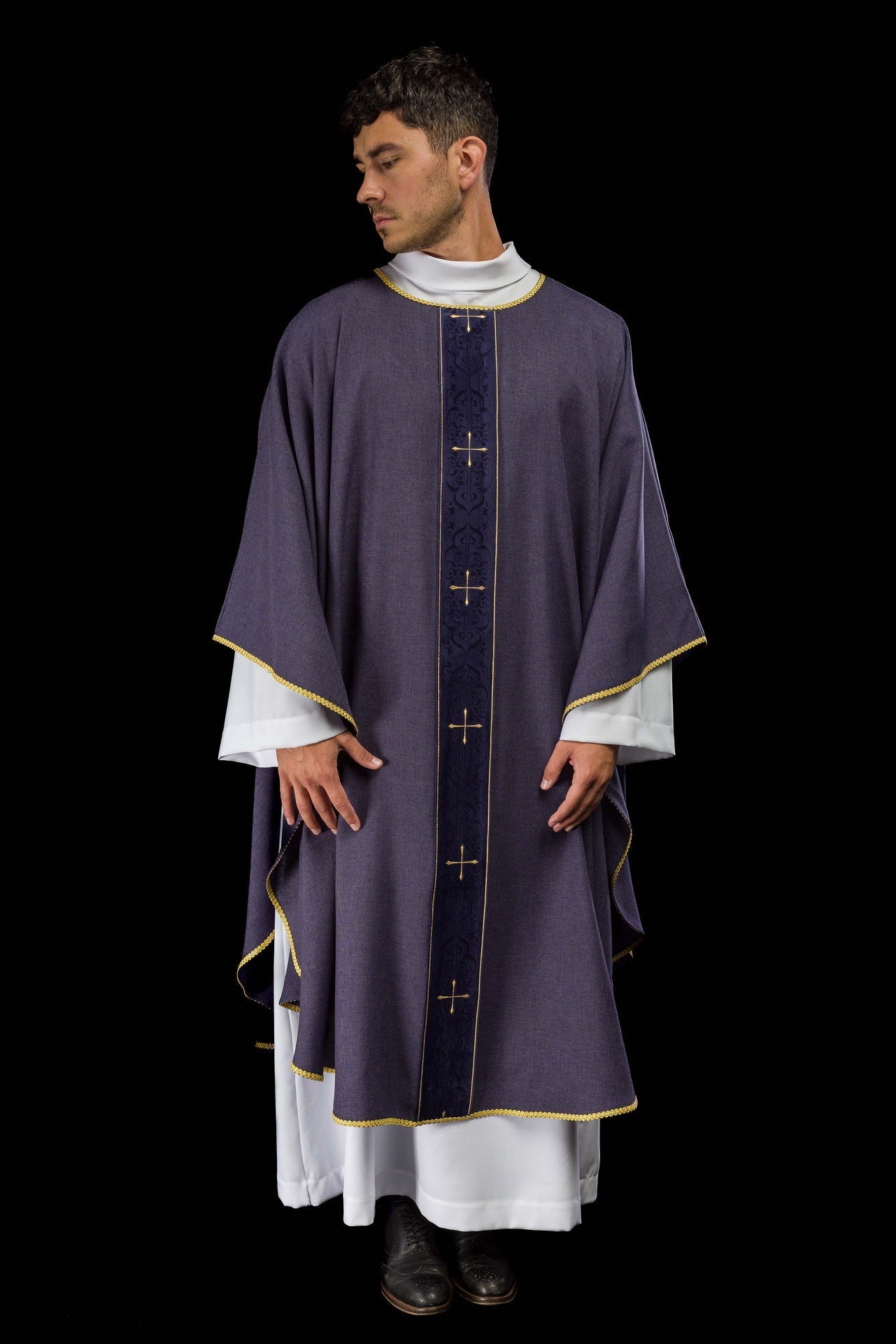 Casulla en color morado con banda bordada de cruces LE/7074/03 - CASULLAS.ES