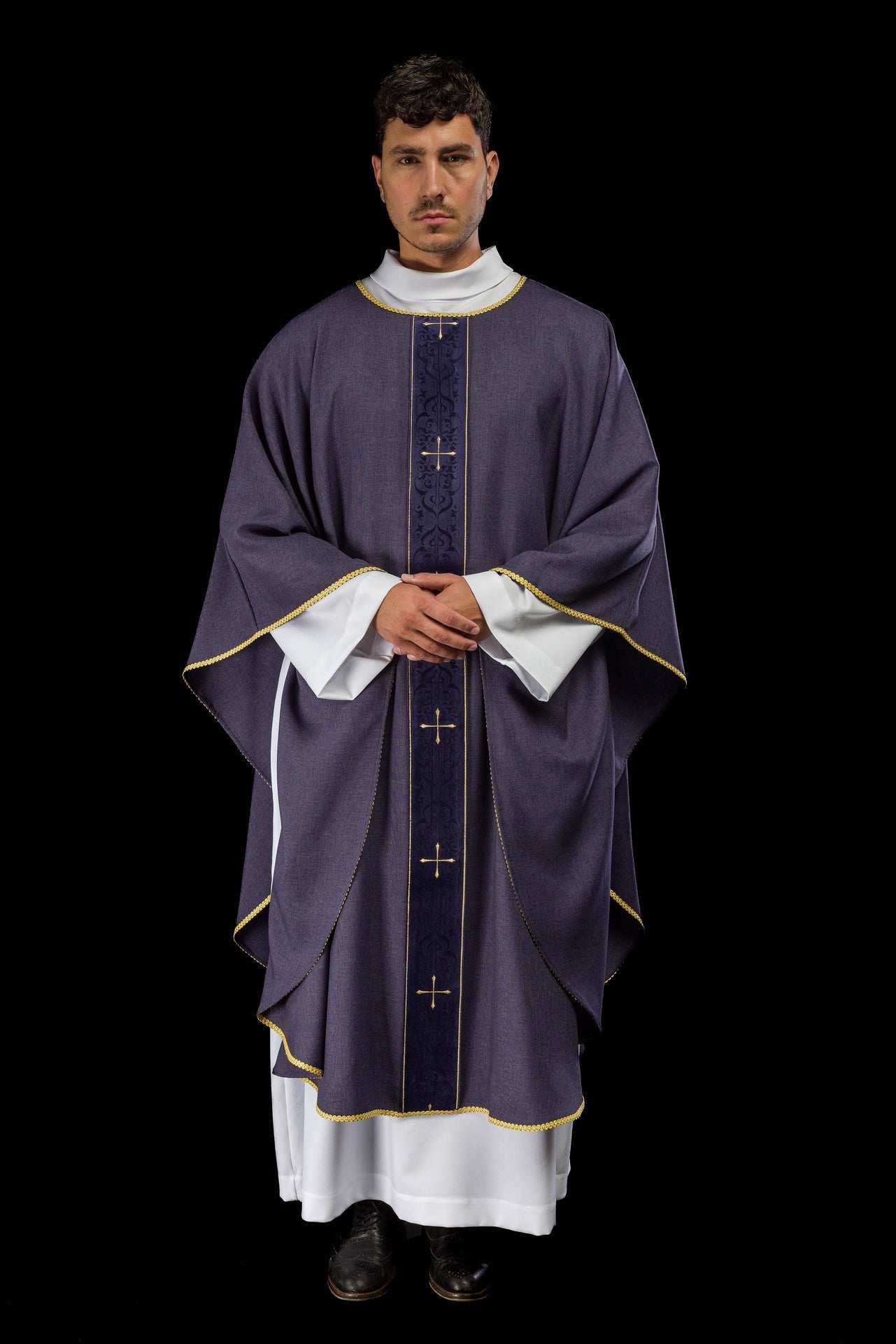 Casulla en color morado con banda bordada de cruces LE/7074/03 - CASULLAS.ES
