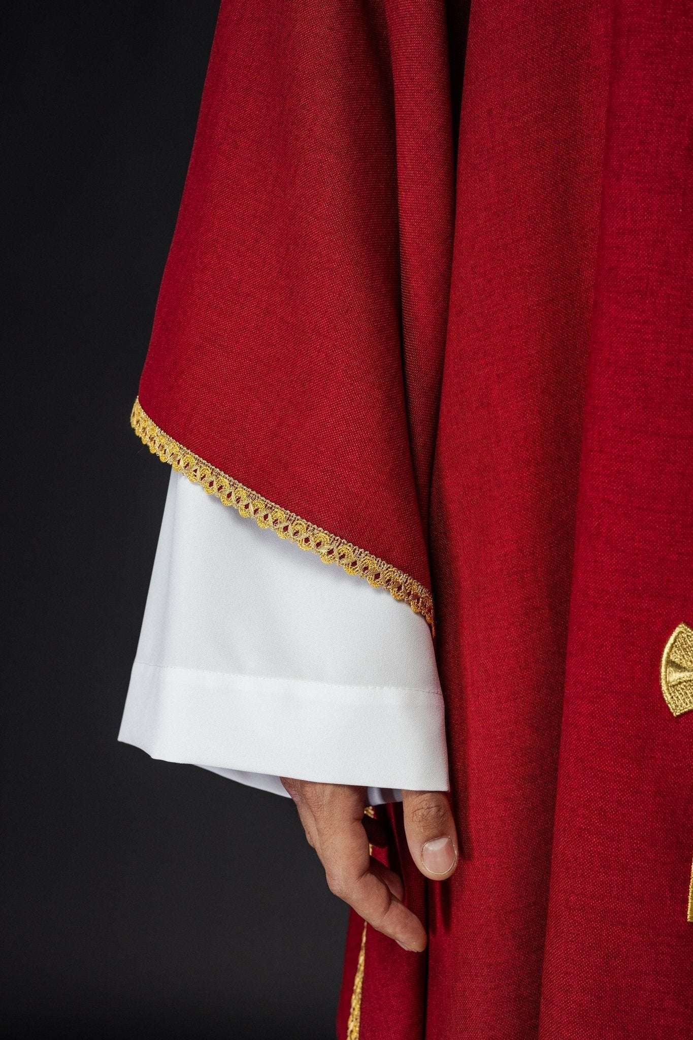 Casulla en cruces de oro bordadas y ribetes del cuello en rojo S - 7068 - 02 - 70 - CASULLAS.ES