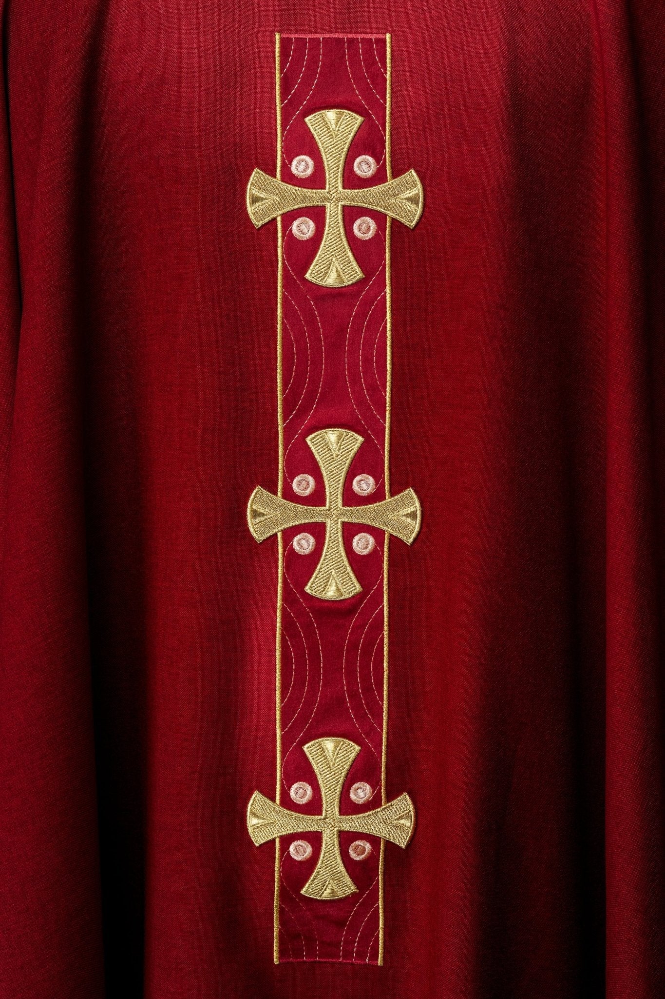 Casulla en cruces de oro bordadas y ribetes del cuello en rojo S - 7068 - 02 - 70 - CASULLAS.ES