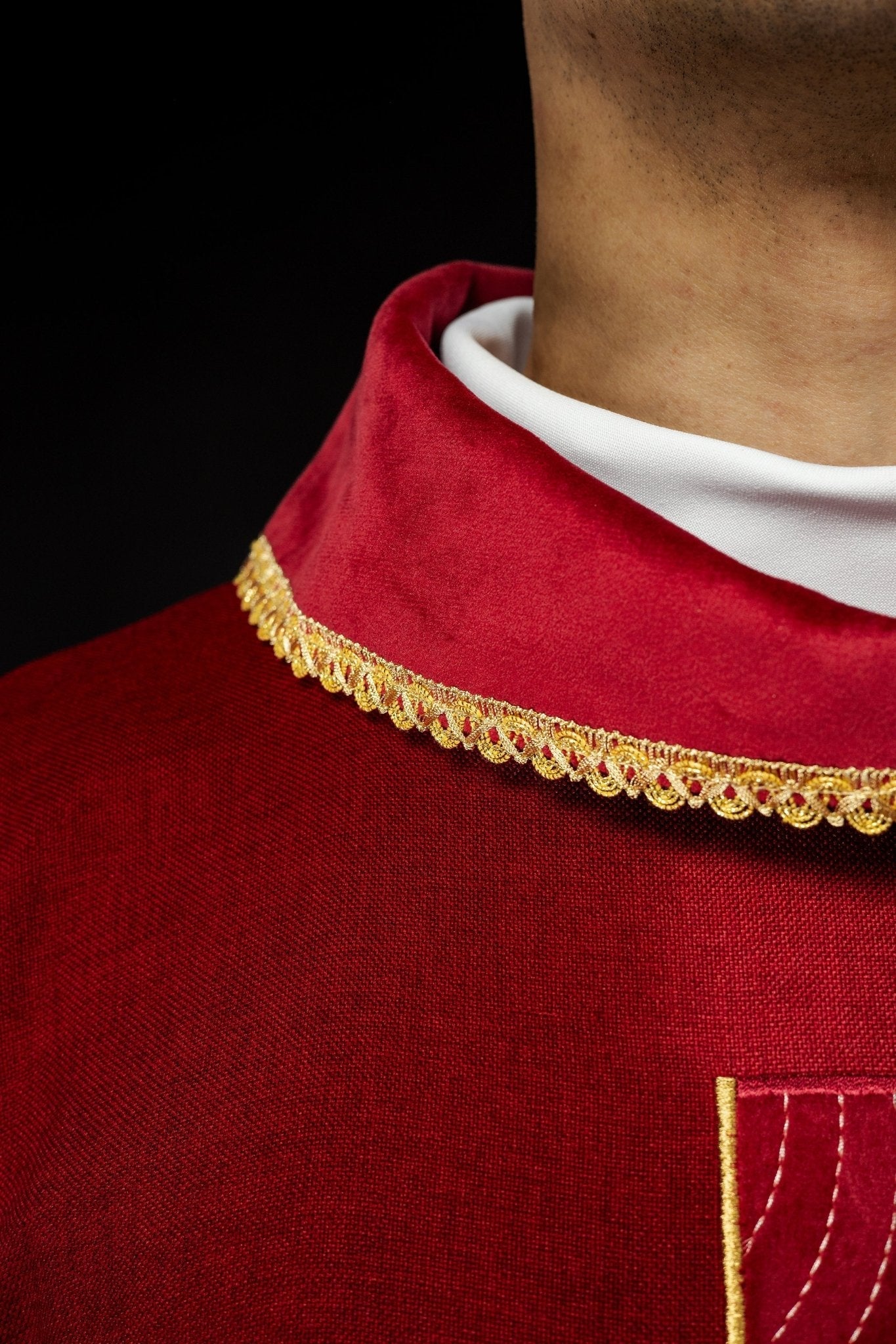 Casulla en cruces de oro bordadas y ribetes del cuello en rojo S - 7068 - 02 - 70 - CASULLAS.ES