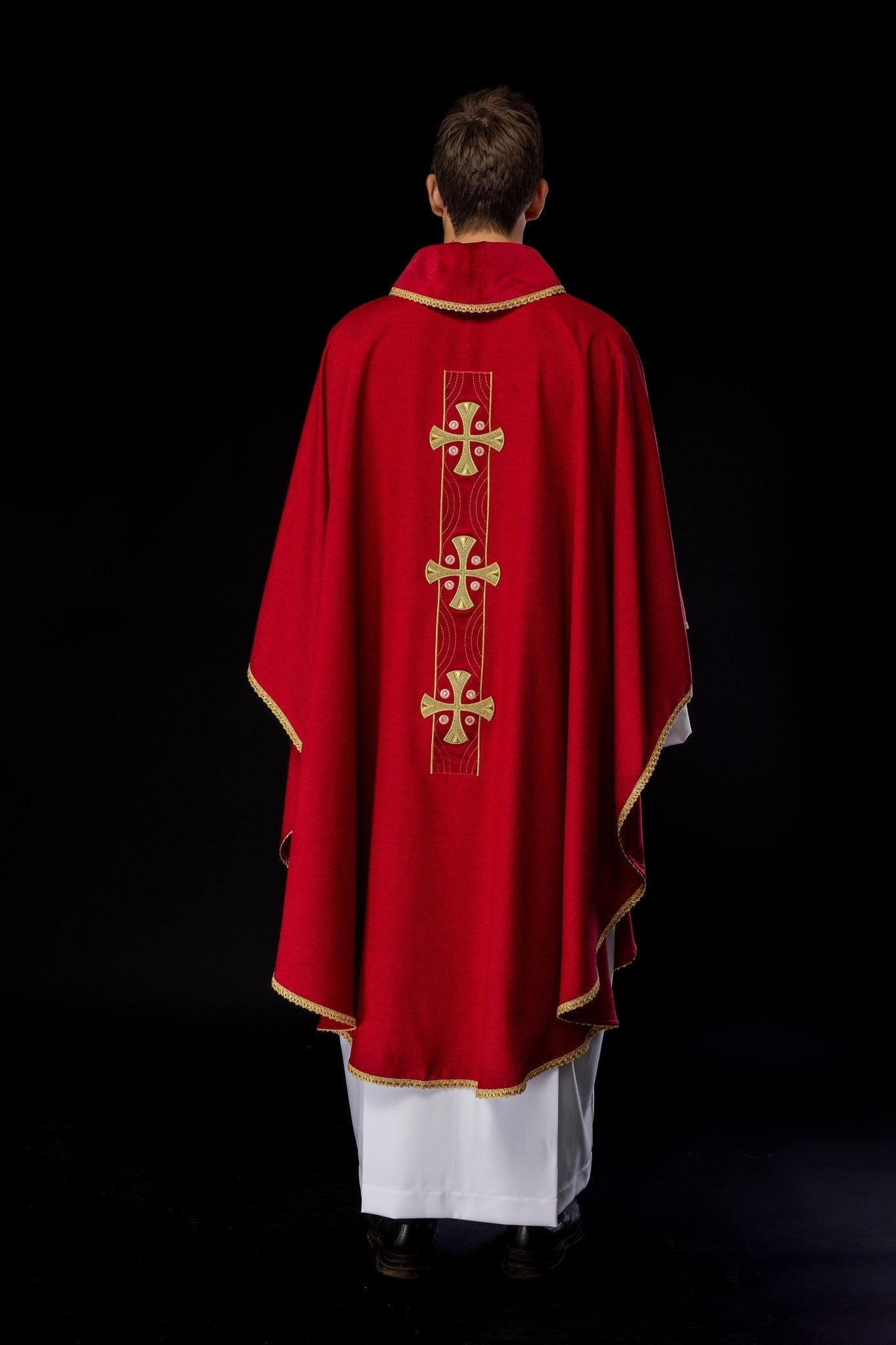 Casulla en cruces de oro bordadas y ribetes del cuello en rojo S - 7068 - 02 - 70 - CASULLAS.ES