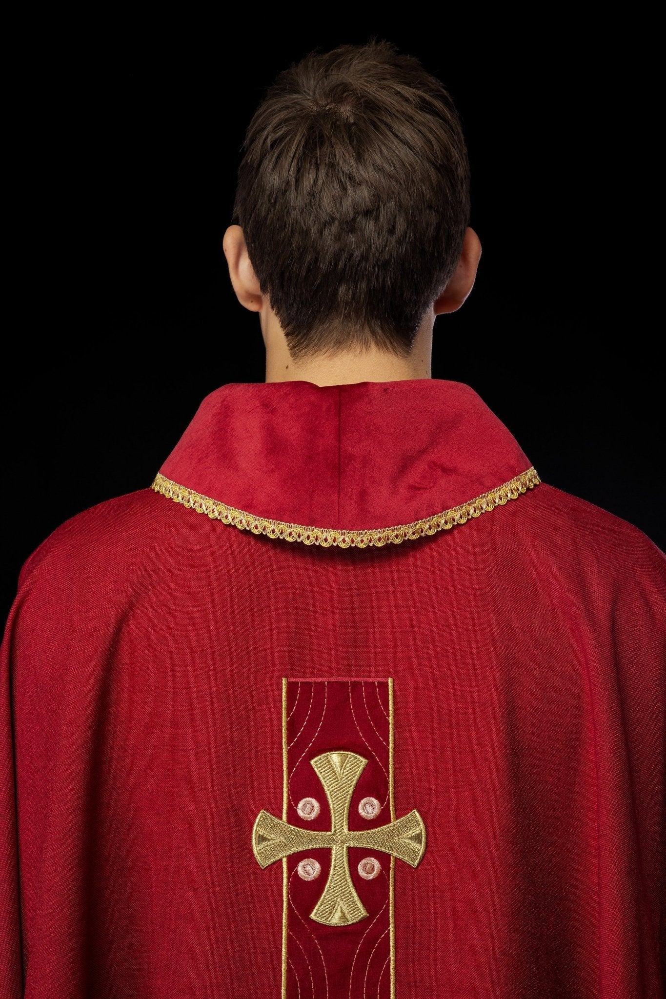 Casulla en cruces de oro bordadas y ribetes del cuello en rojo S - 7068 - 02 - 70 - CASULLAS.ES