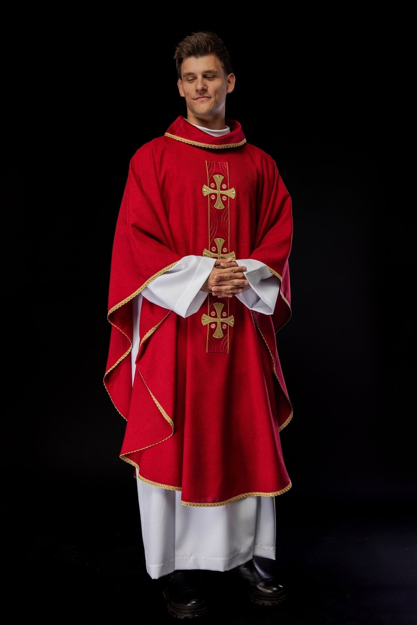 Casulla en cruces de oro bordadas y ribetes del cuello en rojo S - 7068 - 02 - 70 - CASULLAS.ES