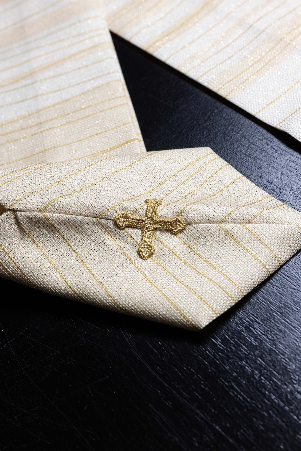 Casulla estampada con la Cruz de Jerusalén – color ecru KOD/7001/05/40 - CASULLAS.ES