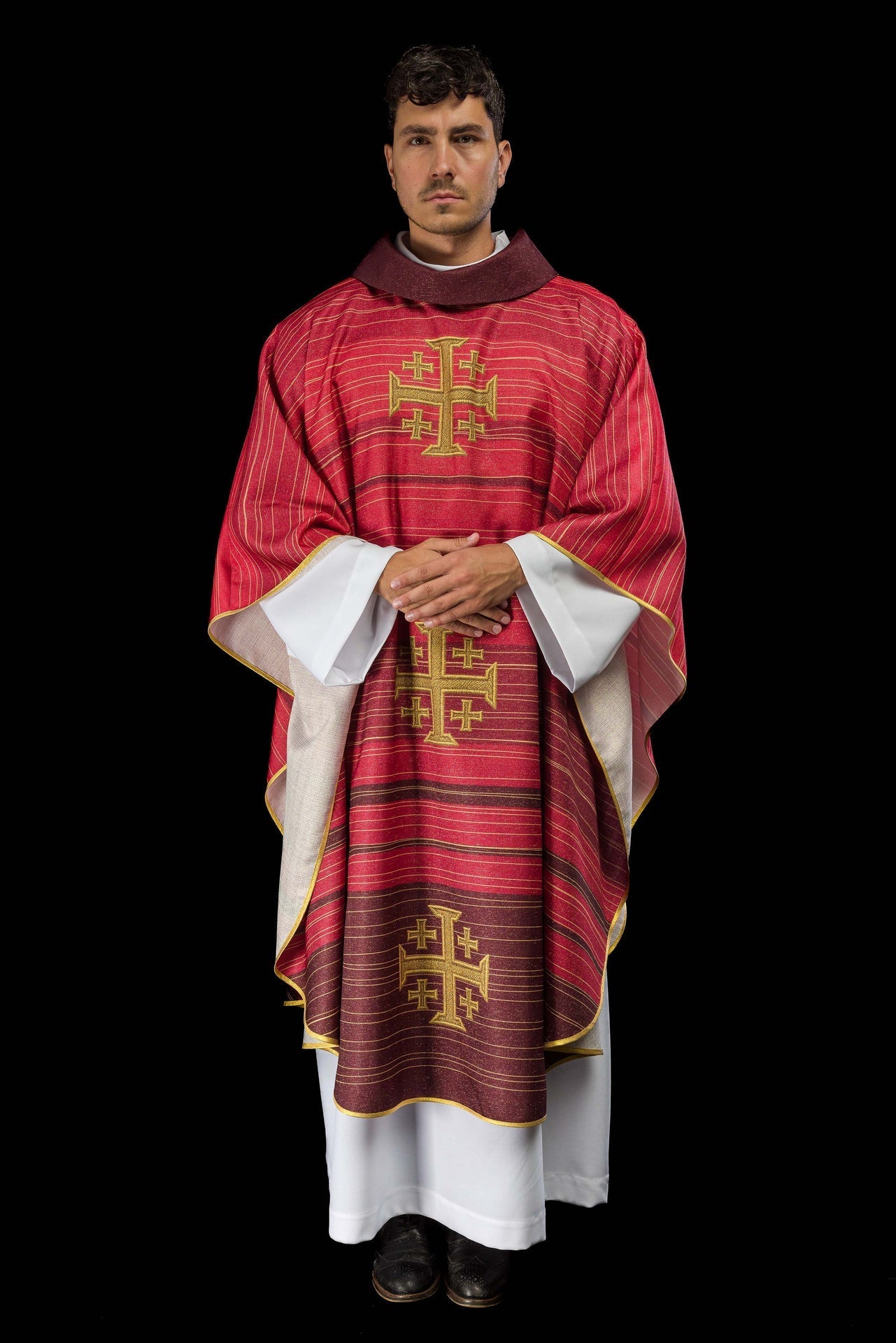 Casulla estampada con la Cruz de Jerusalén – roja KOD/7001/02/40 - CASULLAS.ES