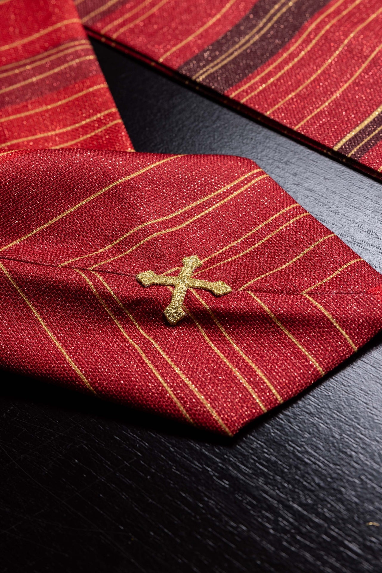 Casulla estampada con la Cruz de Jerusalén – roja KOD/7001/02/40 - CASULLAS.ES