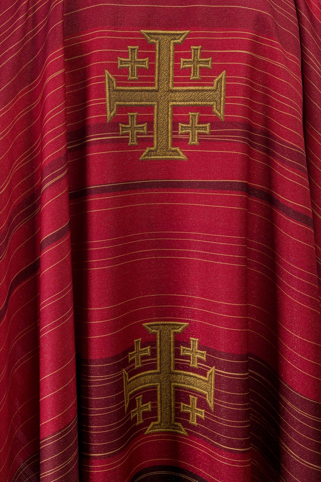 Casulla estampada con la Cruz de Jerusalén – roja KOD/7001/02/40 - CASULLAS.ES