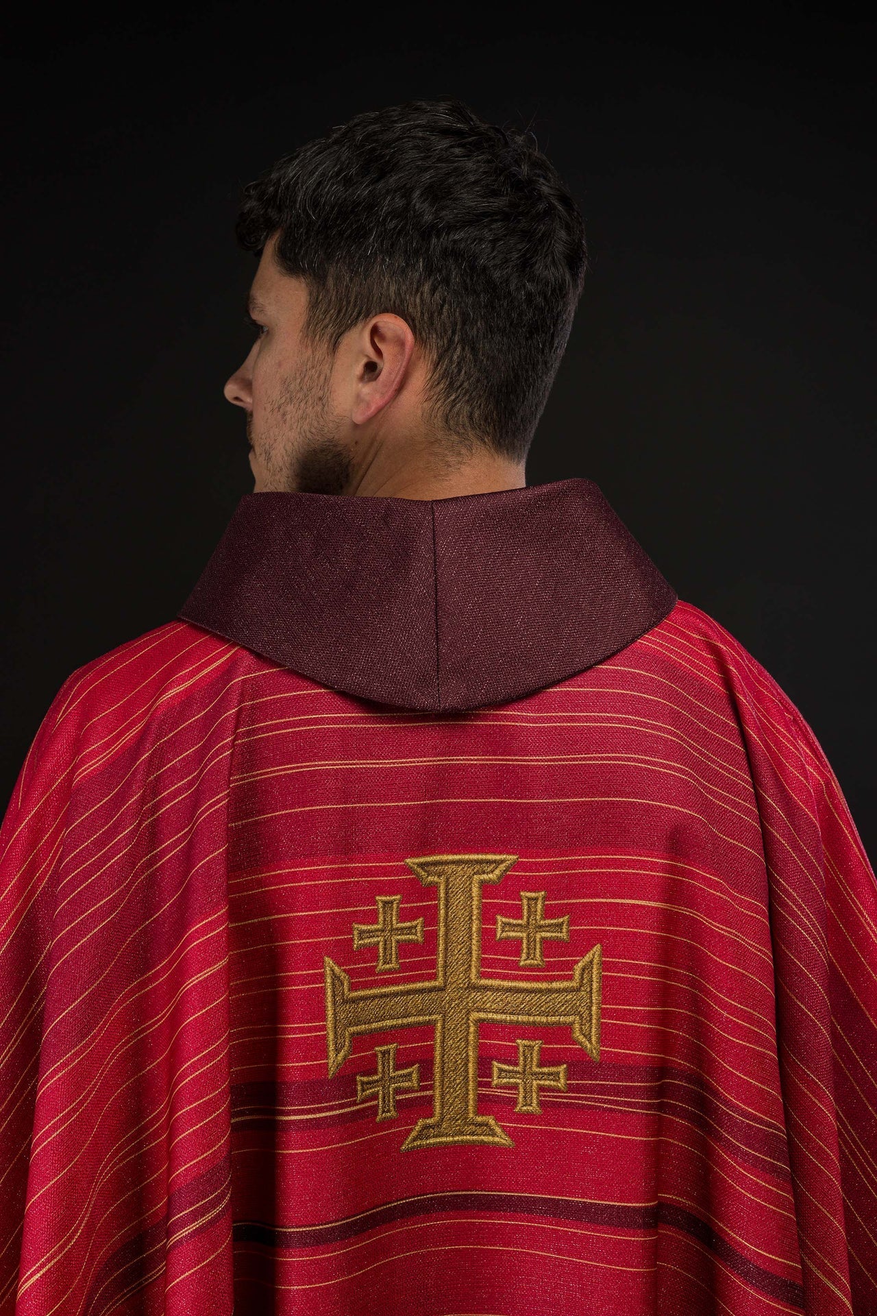 Casulla estampada con la Cruz de Jerusalén – roja KOD/7001/02/40 - CASULLAS.ES