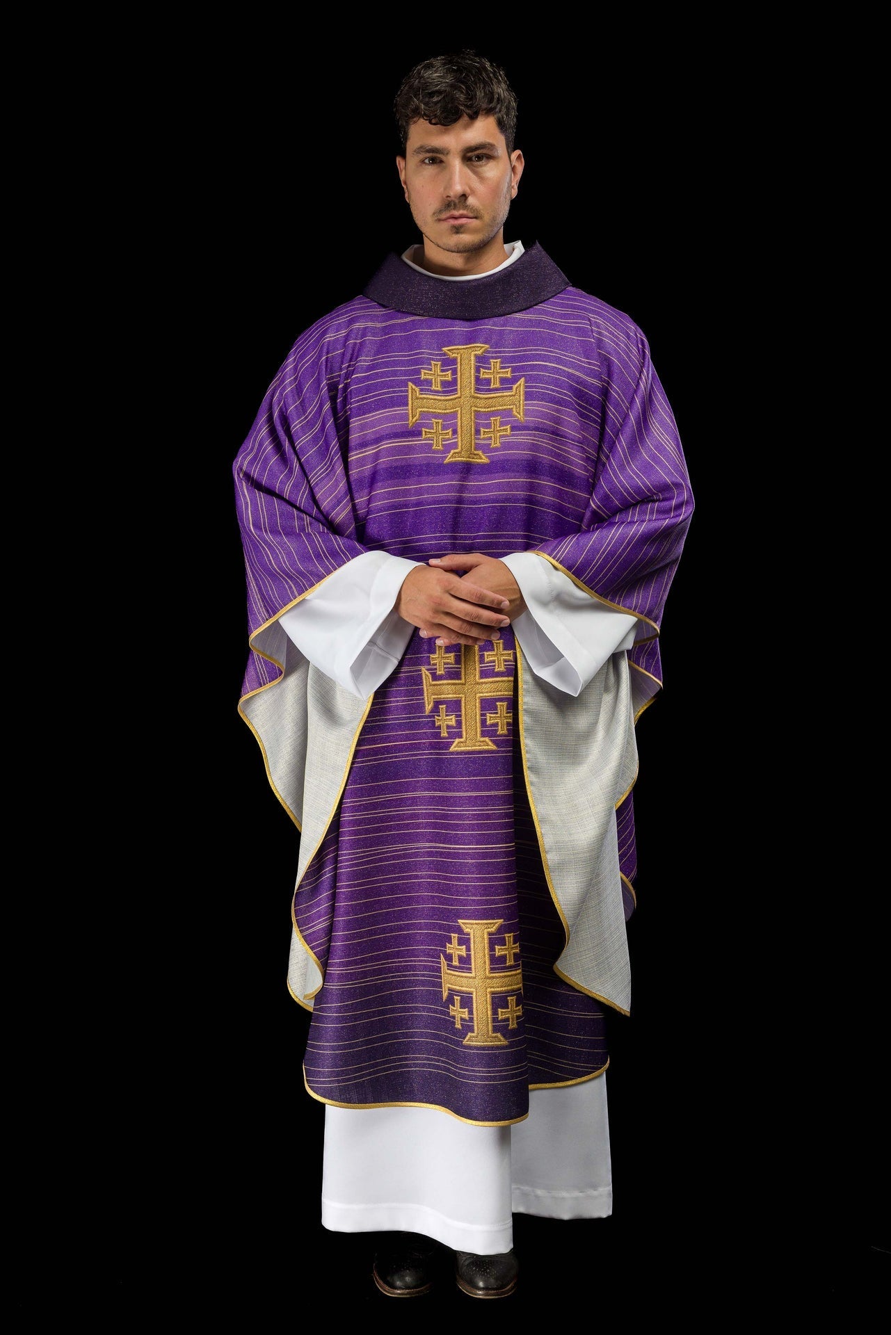 Casulla estampada con la Cruz de Jerusalén – violeta KOD/7001/03/40 - CASULLAS.ES
