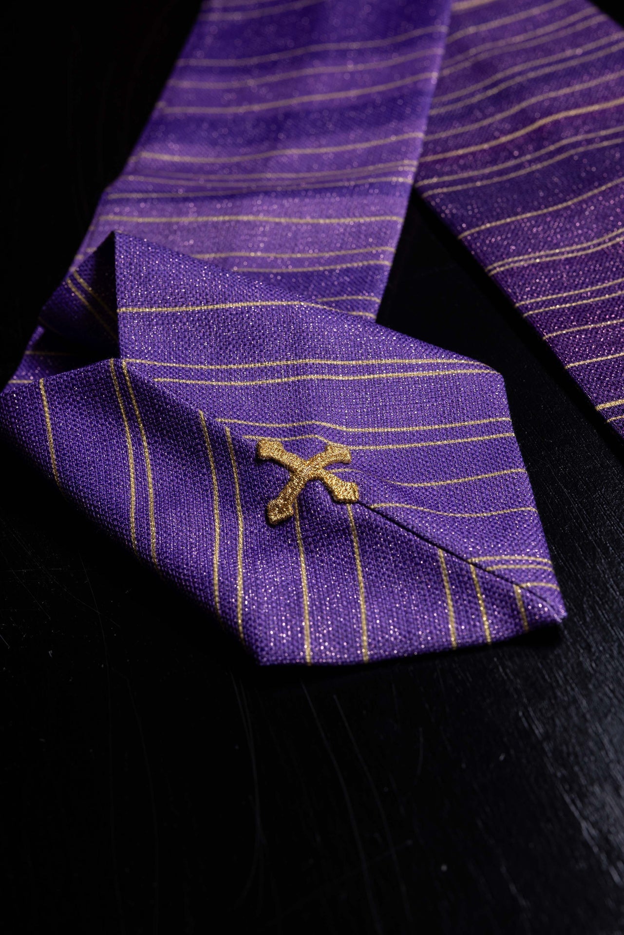 Casulla estampada con la Cruz de Jerusalén – violeta KOD/7001/03/40 - CASULLAS.ES