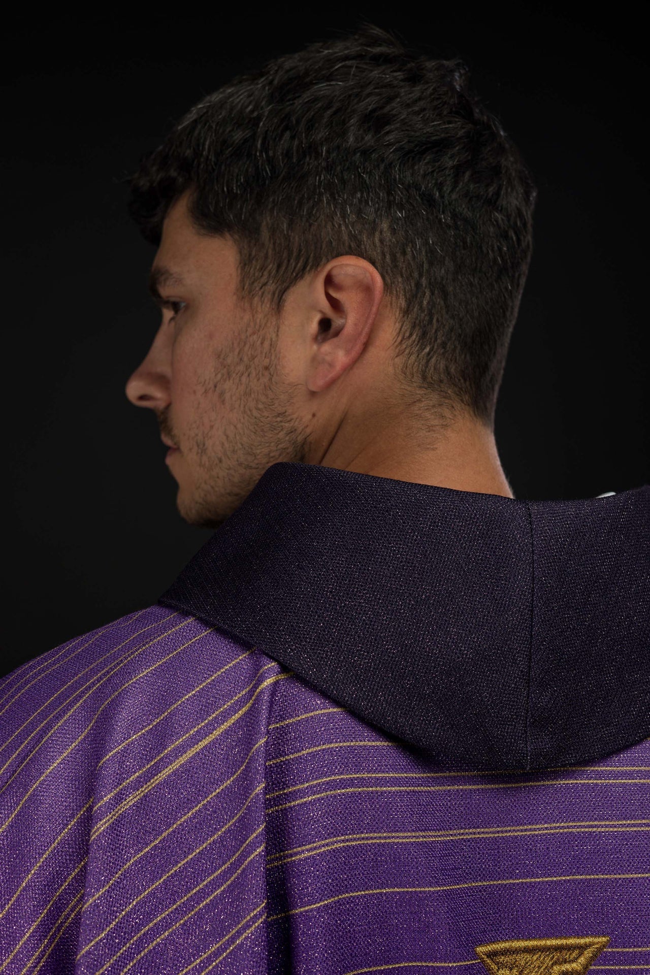 Casulla estampada con la Cruz de Jerusalén – violeta KOD/7001/03/40 - CASULLAS.ES