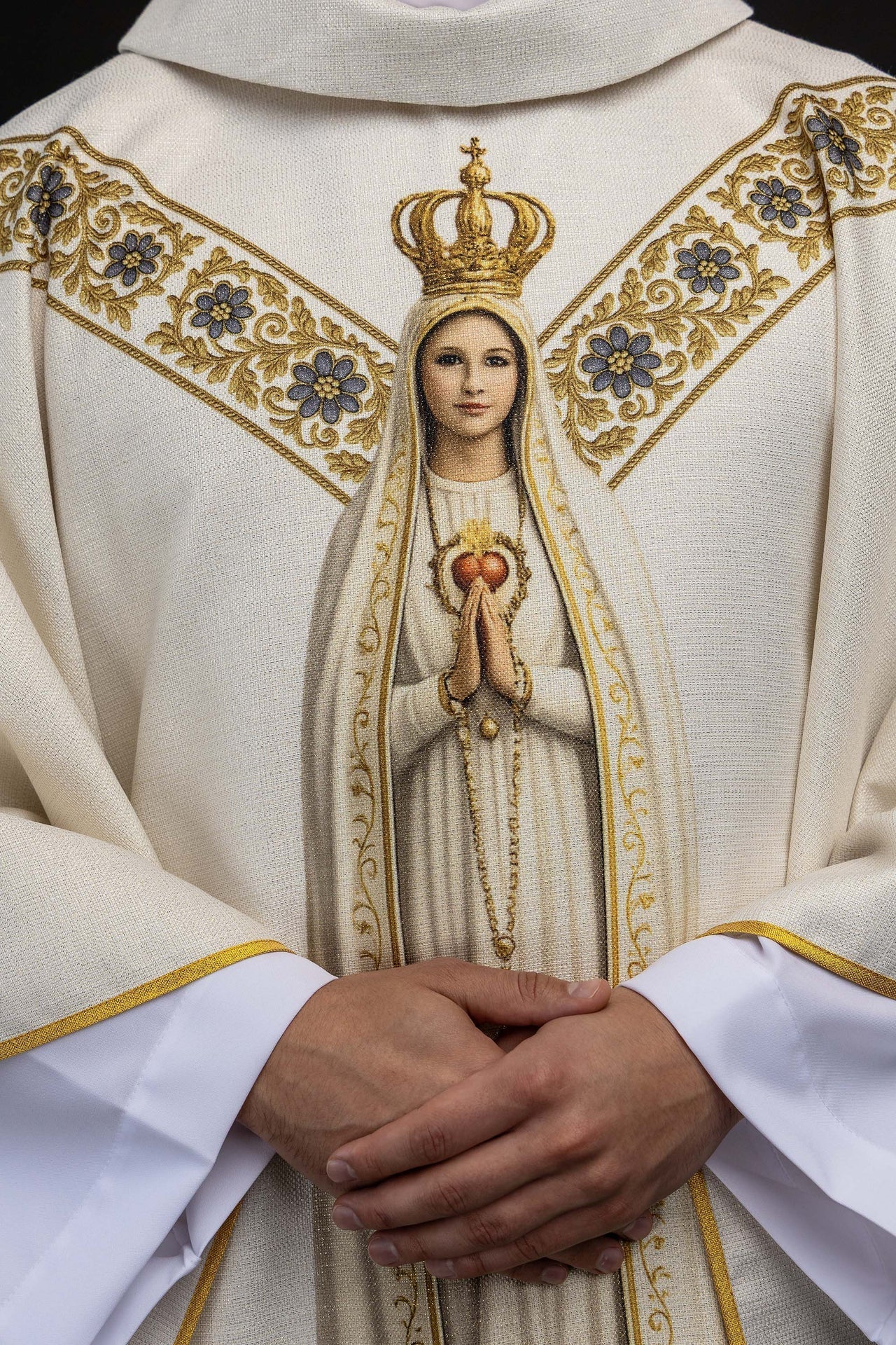 Casulla estampada con la imagen de Nuestra Señora de Fátima KOD/7011/05/40 - CASULLAS.ES