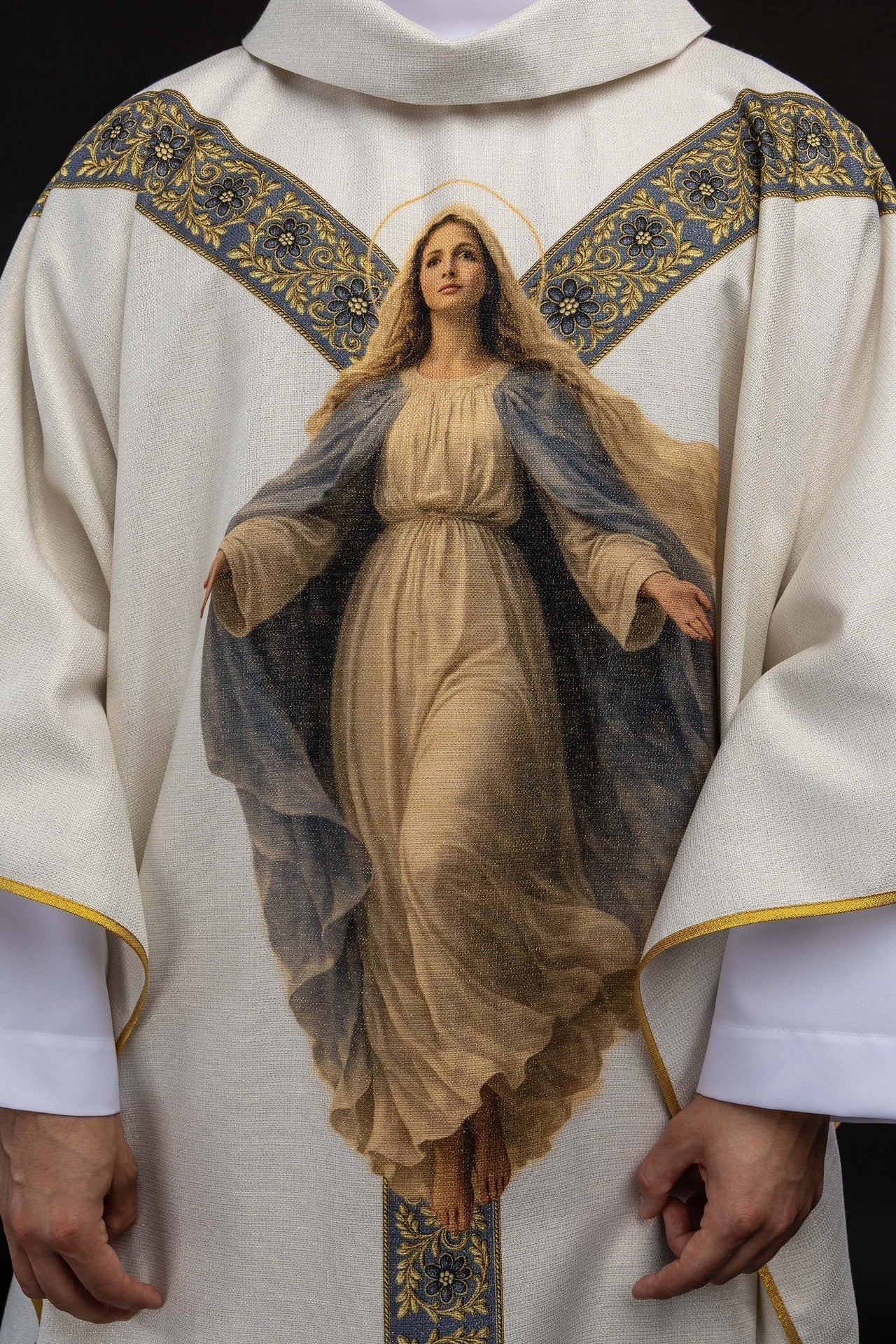 Casulla estampada con la imagen de Nuestra Señora de la Asunción KOD/7008/05/40 - CASULLAS.ES