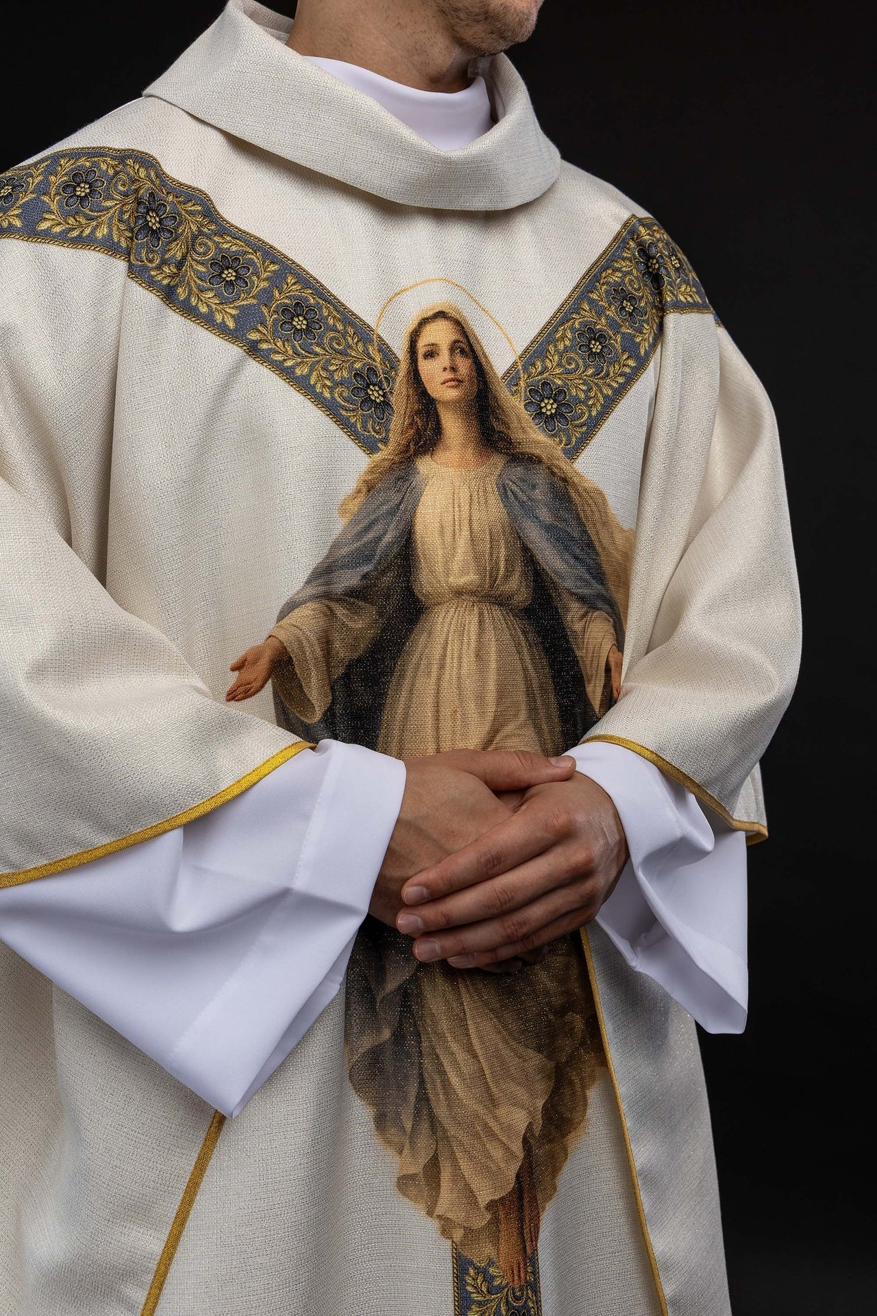 Casulla estampada con la imagen de Nuestra Señora de la Asunción KOD/7008/05/40 - CASULLAS.ES