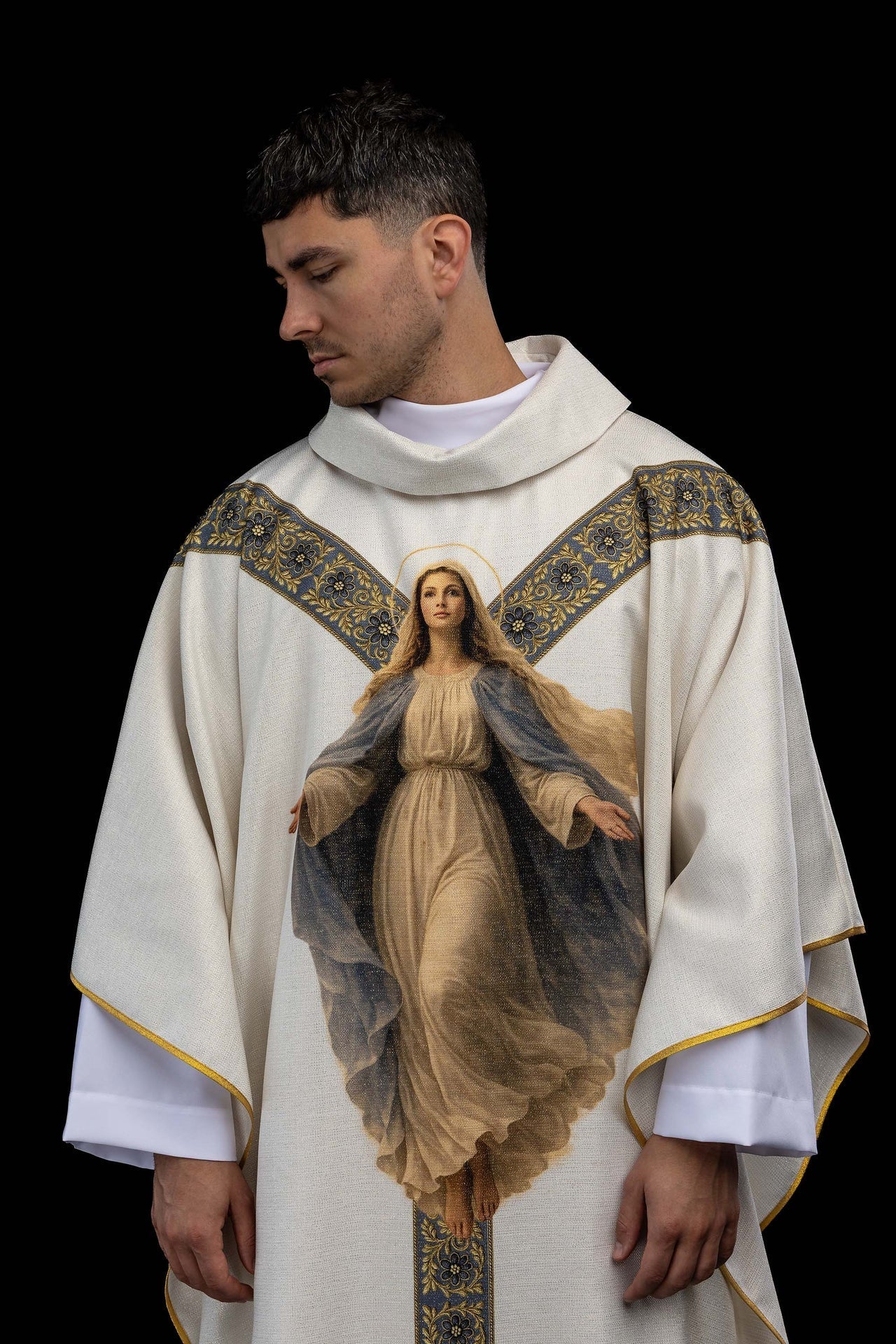 Casulla estampada con la imagen de Nuestra Señora de la Asunción KOD/7008/05/40 - CASULLAS.ES