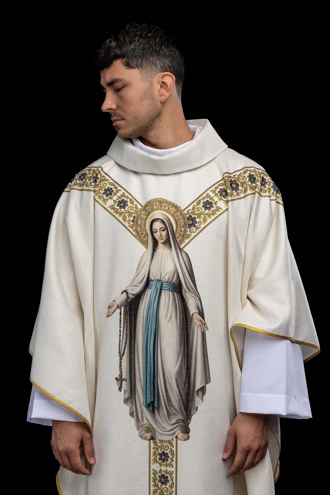 Casulla estampada con la imagen de Nuestra Señora de Lourdes KOD/7003/05/40 - CASULLAS.ES