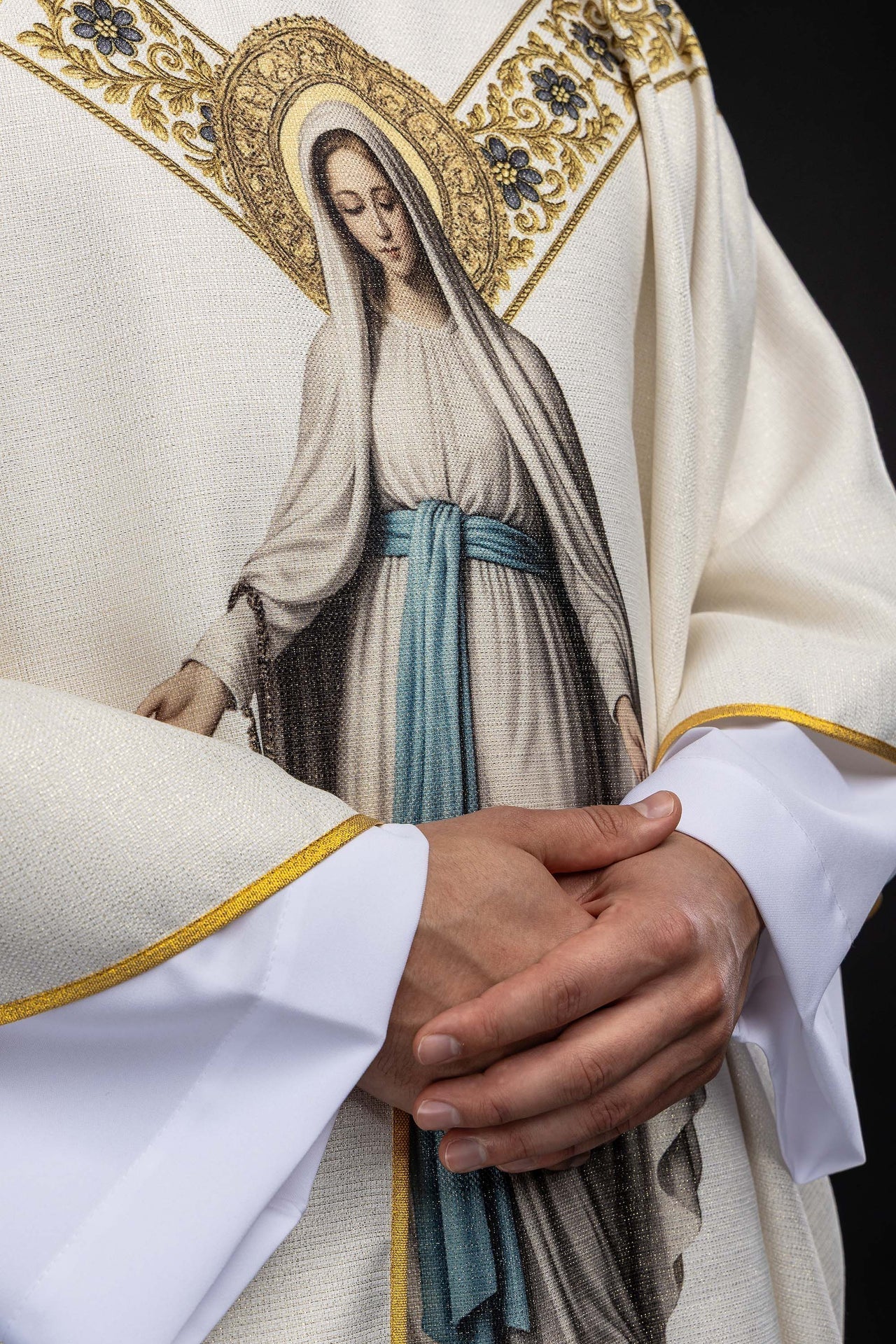 Casulla estampada con la imagen de Nuestra Señora de Lourdes KOD/7003/05/40 - CASULLAS.ES