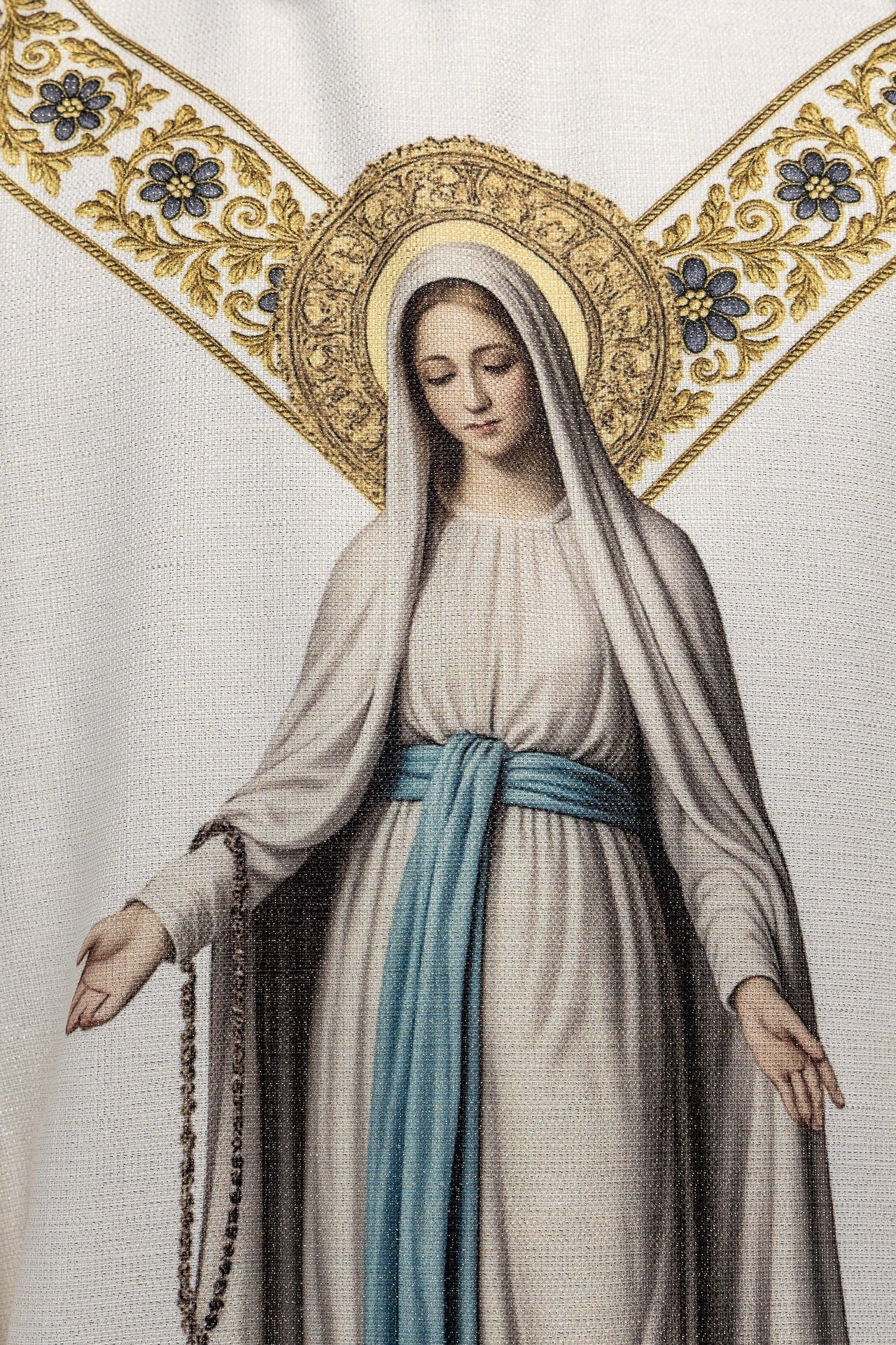 Casulla estampada con la imagen de Nuestra Señora de Lourdes KOD/7003/05/40 - CASULLAS.ES