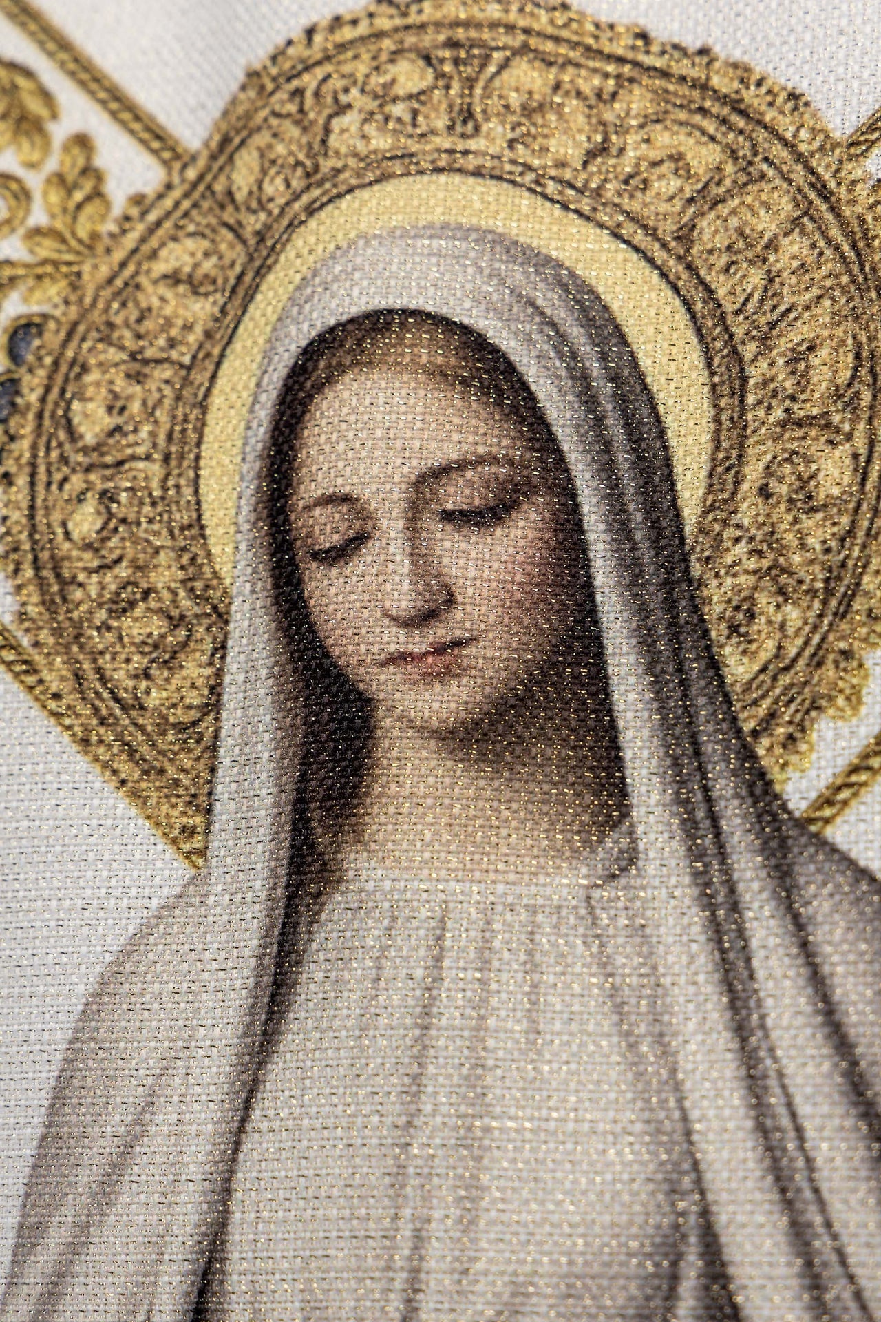 Casulla estampada con la imagen de Nuestra Señora de Lourdes KOD/7003/05/40 - CASULLAS.ES