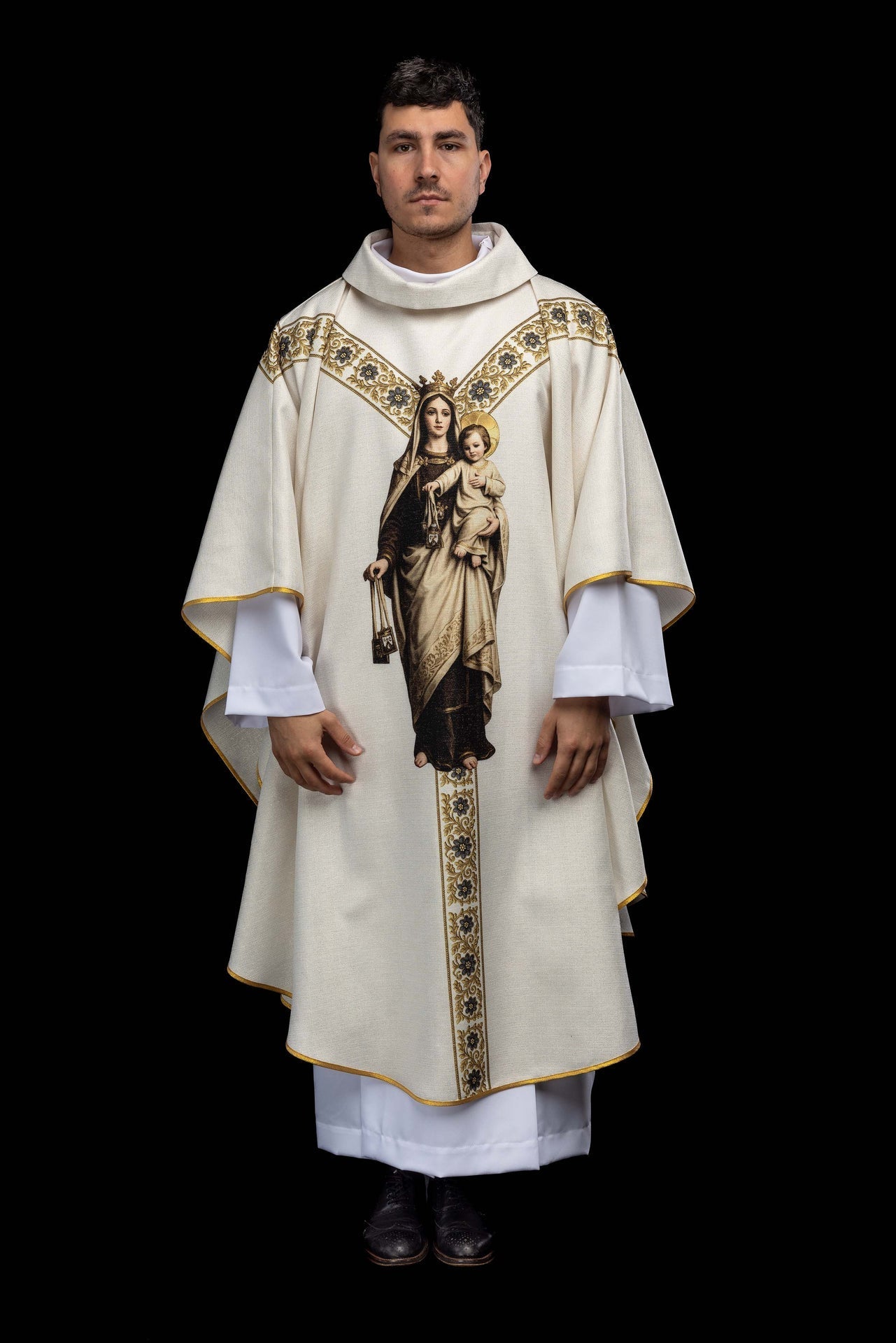 Casulla estampada con la imagen de Nuestra Señora del Carmen KOD/7004/05/40 - CASULLAS.ES