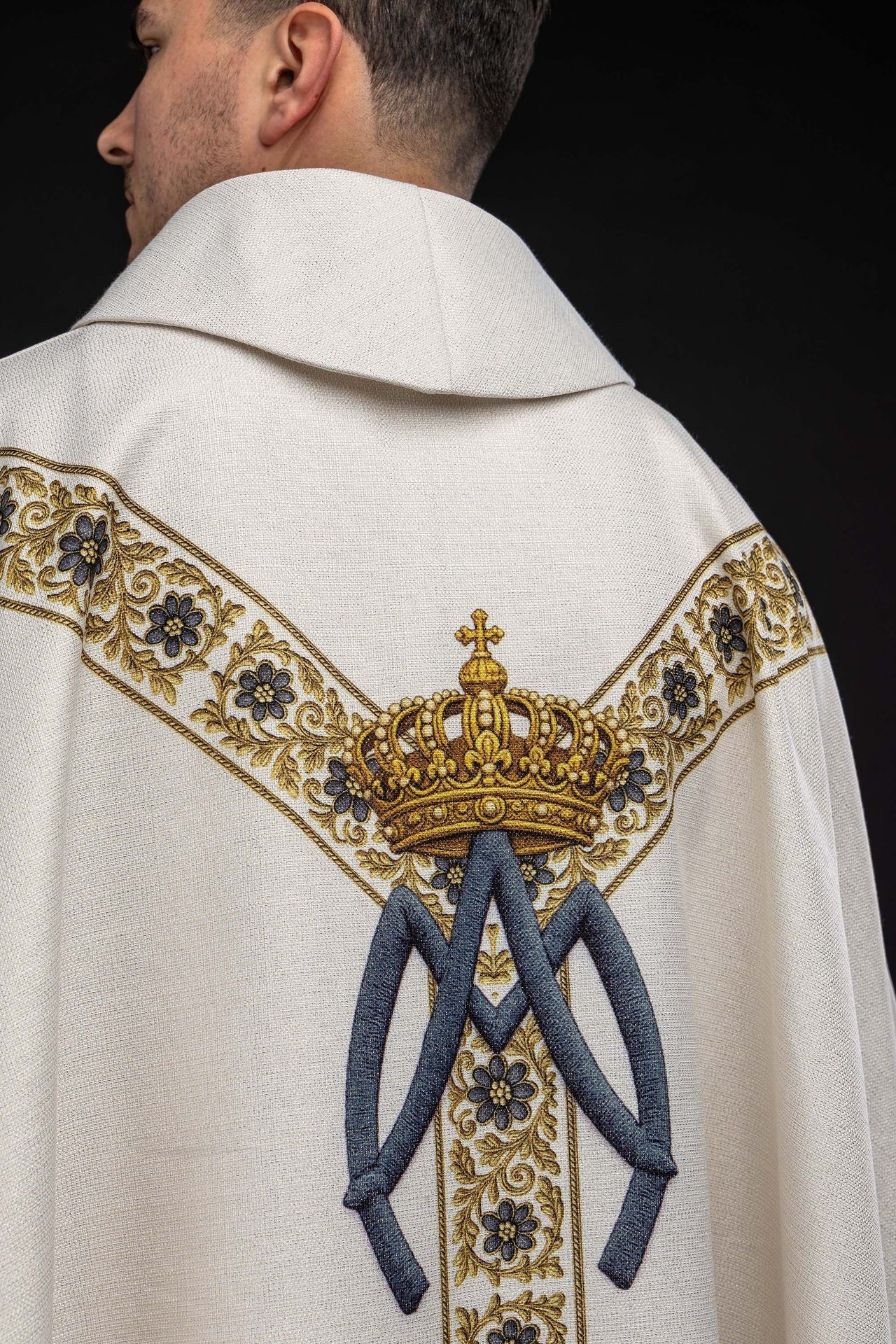 Casulla estampada con la imagen de Nuestra Señora del Carmen KOD/7004/05/40 - CASULLAS.ES