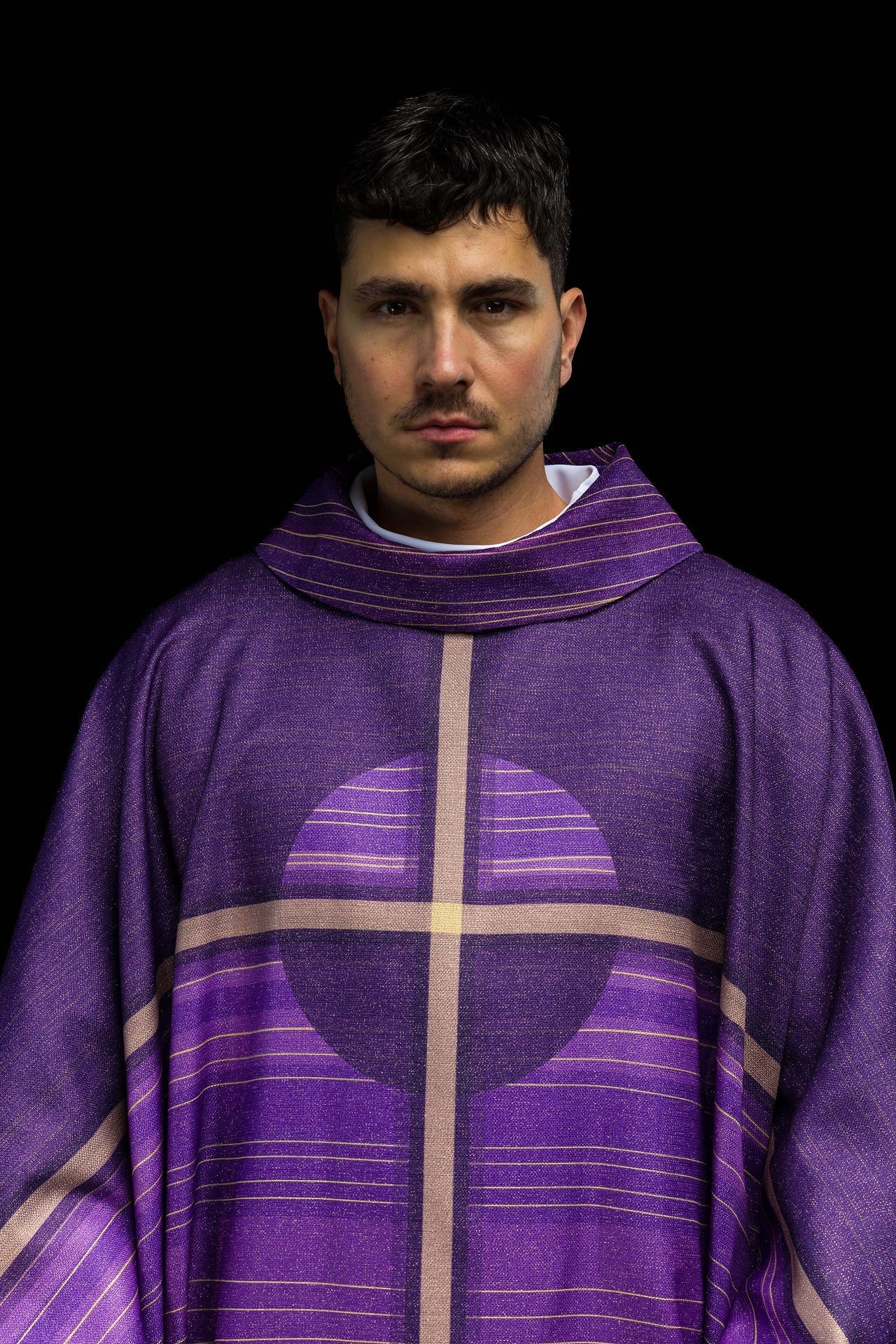 Casulla estampada morada con motivo de cruz KOD/7010/03/40 - CASULLAS.ES