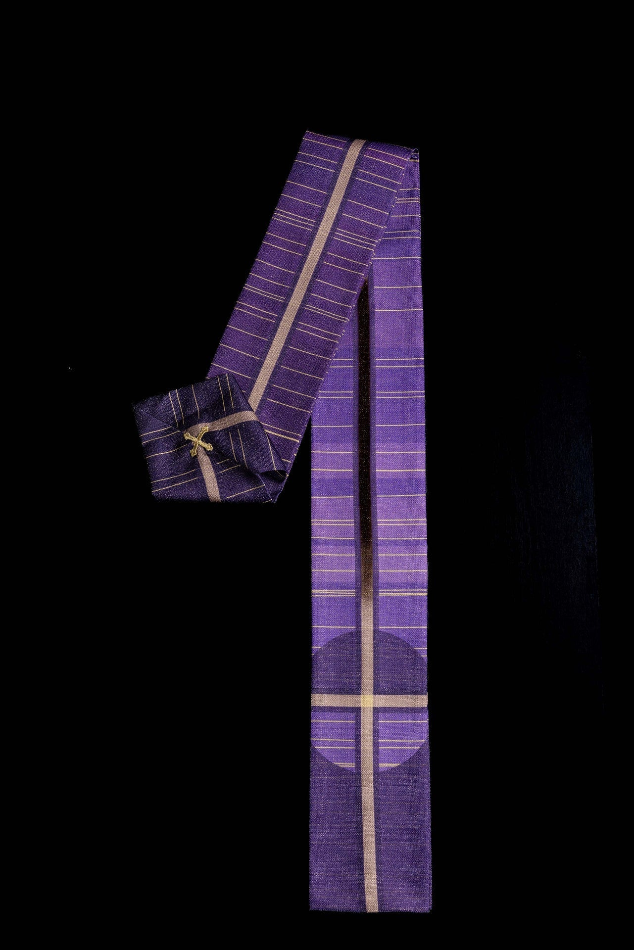 Casulla estampada morada con motivo de cruz KOD/7010/03/40 - CASULLAS.ES