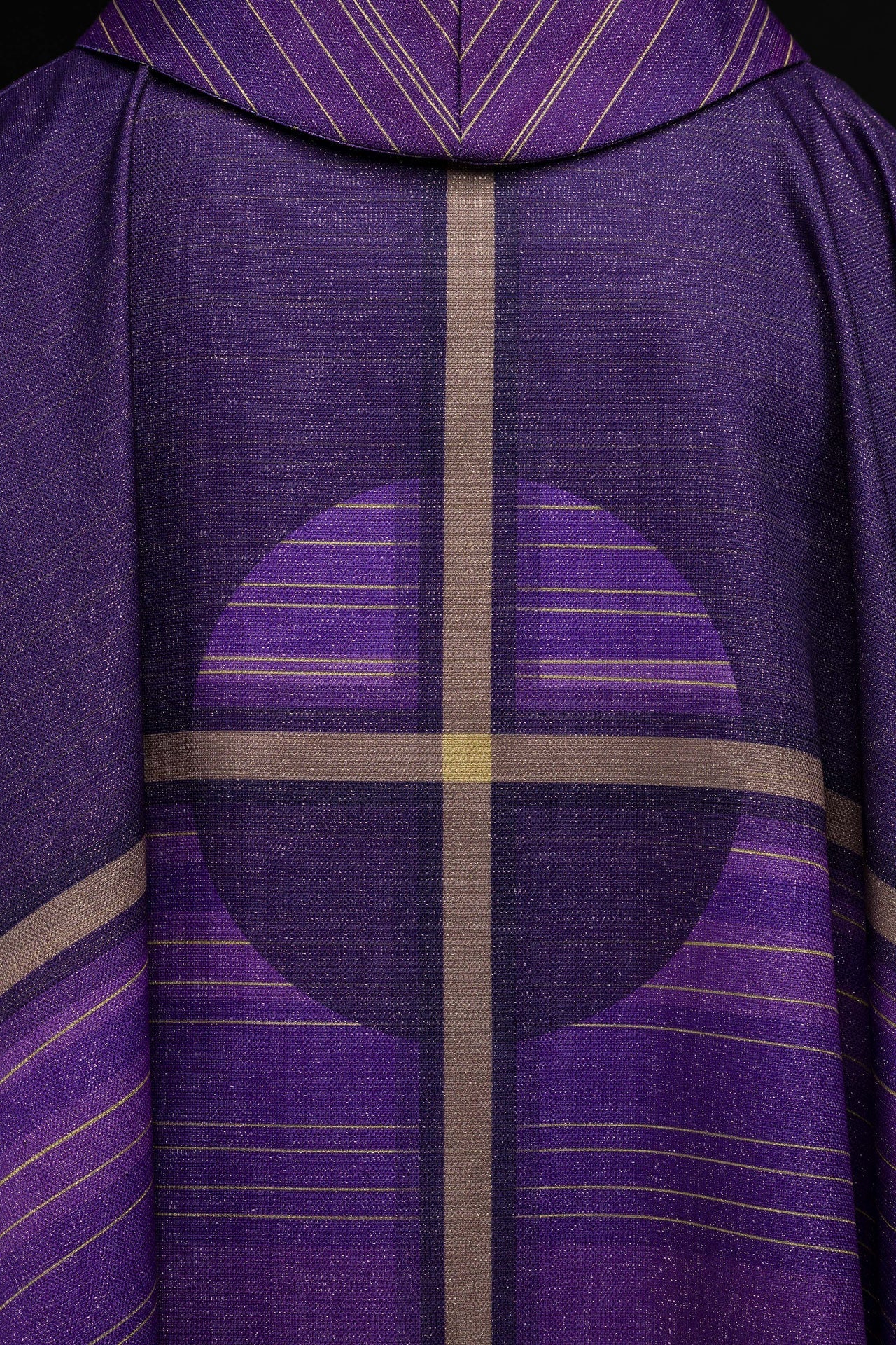 Casulla estampada morada con motivo de cruz KOD/7010/03/40 - CASULLAS.ES