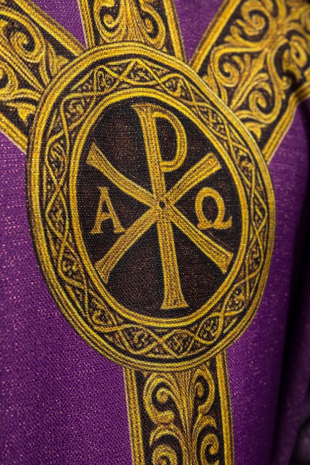 Casulla estampada “Pax” morada con ricos adornos dorados KOD/7009/03/40 - CASULLAS.ES
