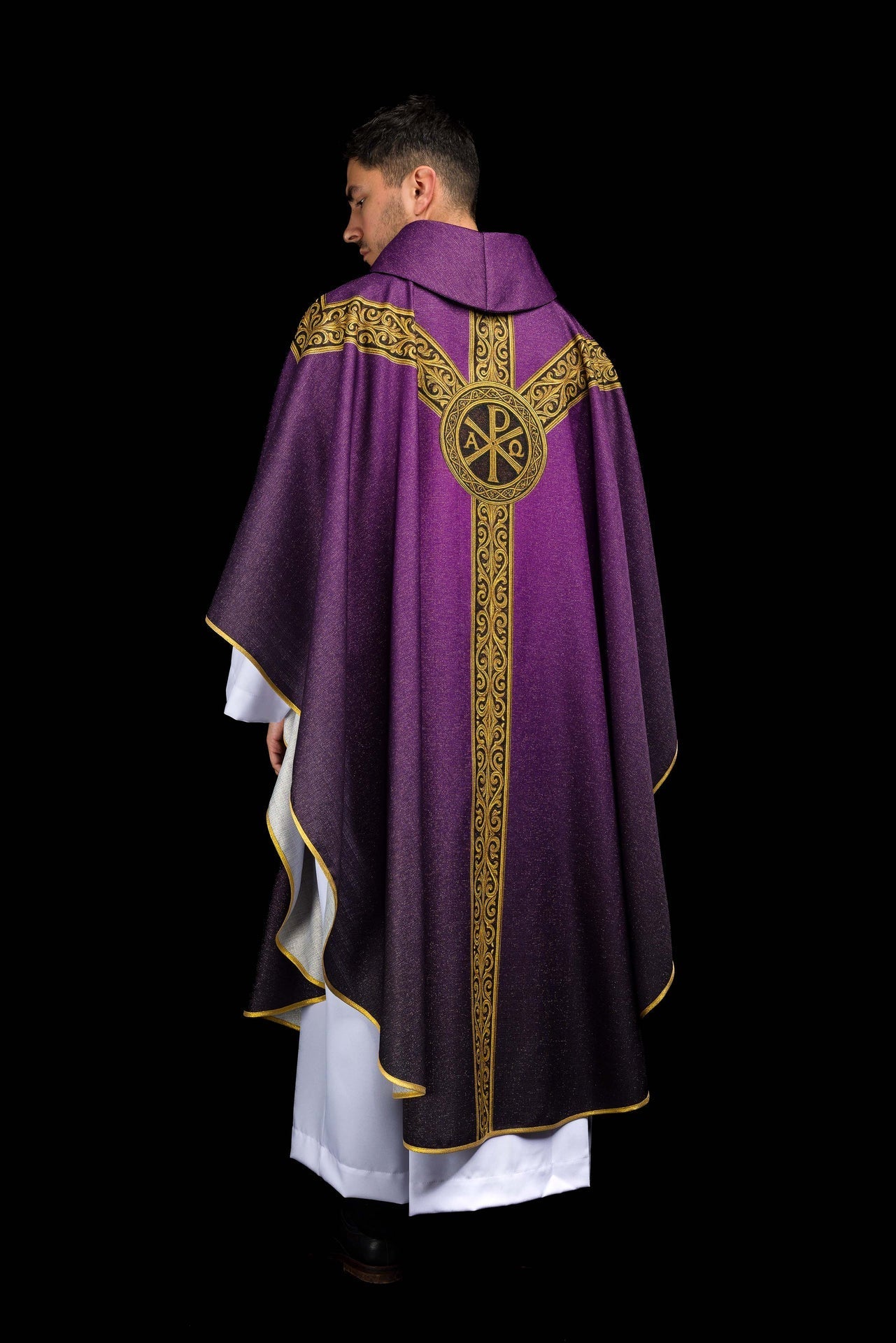 Casulla estampada “Pax” morada con ricos adornos dorados KOD/7009/03/40 - CASULLAS.ES