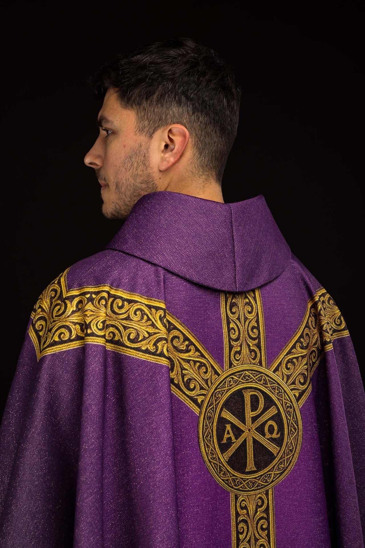 Casulla estampada “Pax” morada con ricos adornos dorados KOD/7009/03/40 - CASULLAS.ES