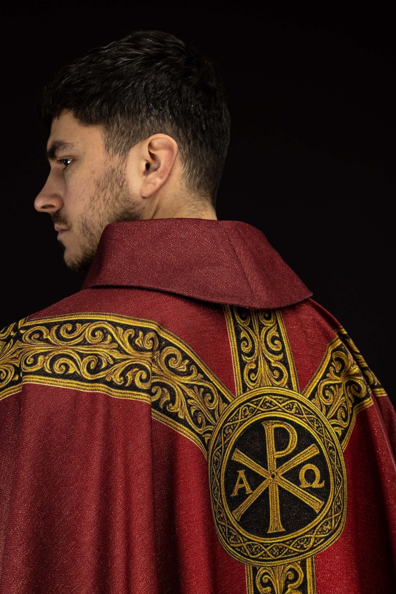 Casulla estampada “Pax” roja con rica ornamentación dorada KOD/7009/02/40 - CASULLAS.ES