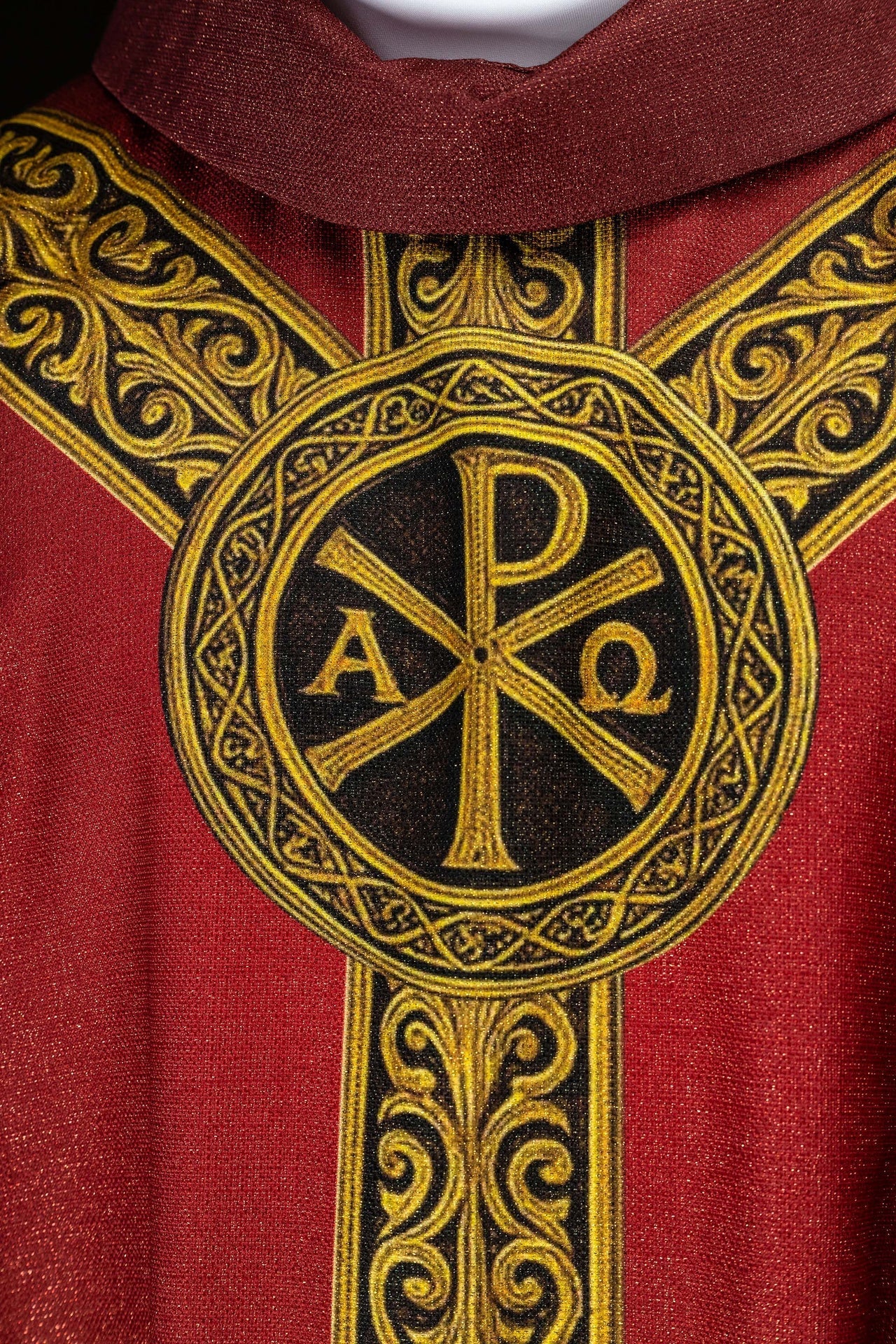 Casulla estampada “Pax” roja con rica ornamentación dorada KOD/7009/02/40 - CASULLAS.ES