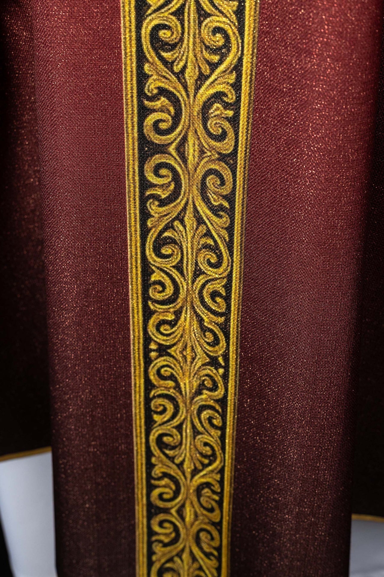 Casulla estampada “Pax” roja con rica ornamentación dorada KOD/7009/02/40 - CASULLAS.ES