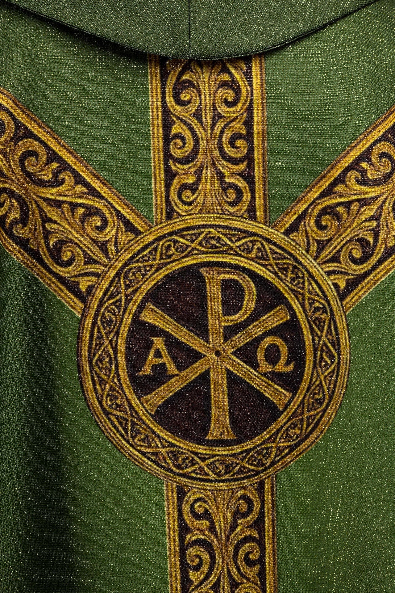 Casulla estampada “Pax” verde con ricos adornos dorados KOD/7009/01/40 - CASULLAS.ES