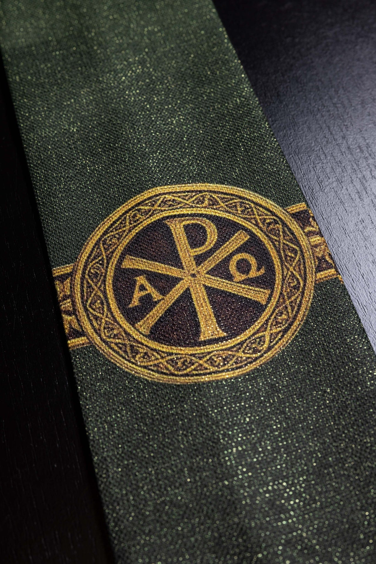 Casulla estampada “Pax” verde con ricos adornos dorados KOD/7009/01/40 - CASULLAS.ES