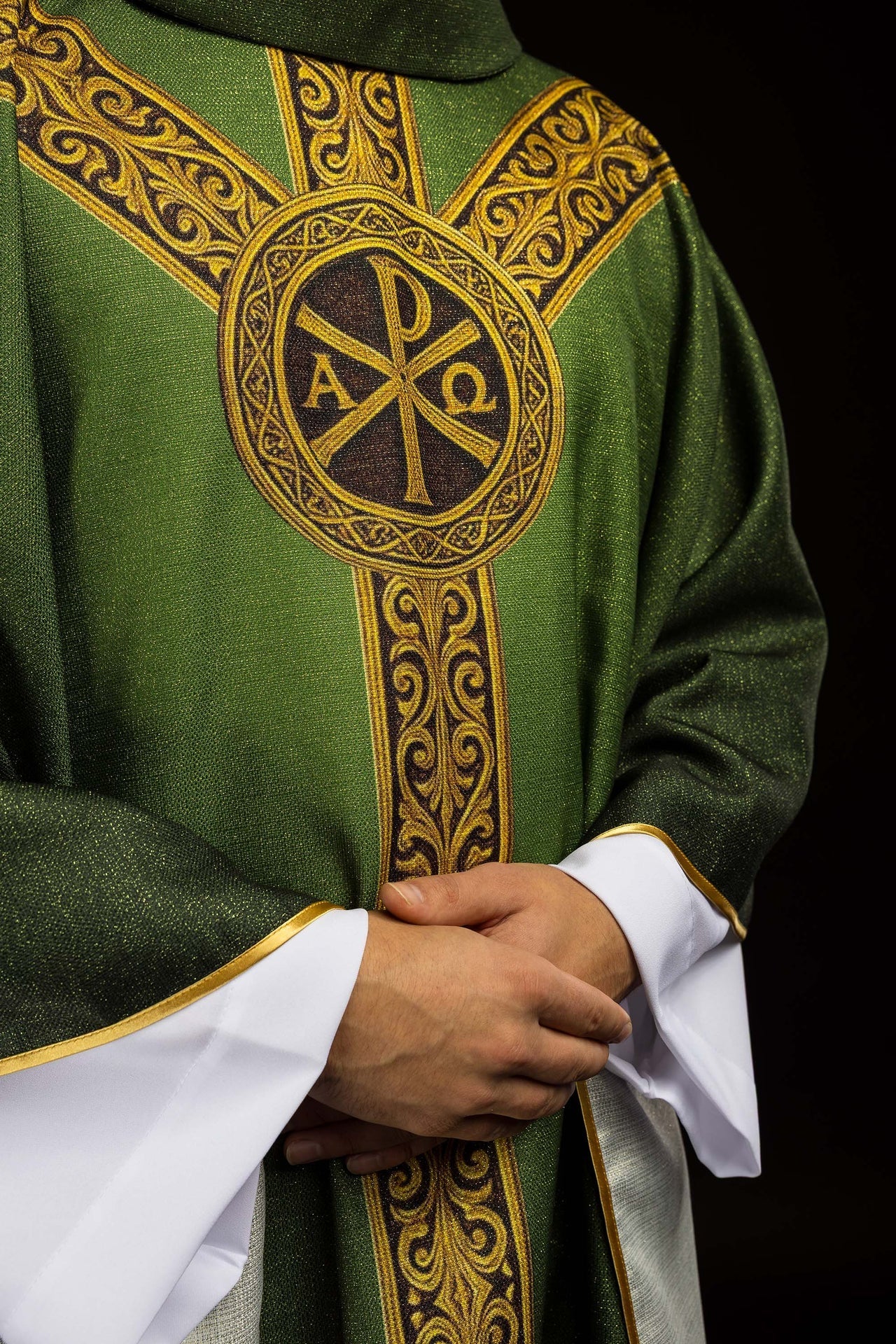 Casulla estampada “Pax” verde con ricos adornos dorados KOD/7009/01/40 - CASULLAS.ES