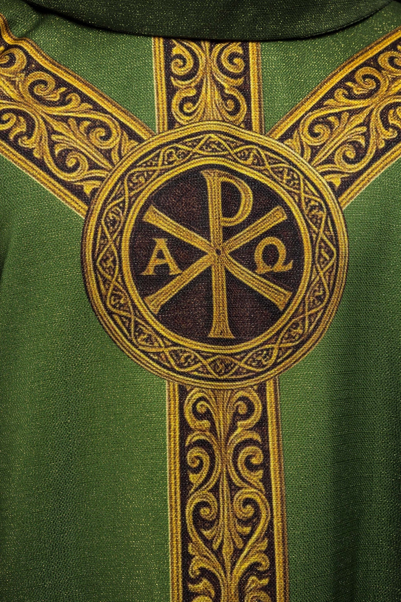 Casulla estampada “Pax” verde con ricos adornos dorados KOD/7009/01/40 - CASULLAS.ES
