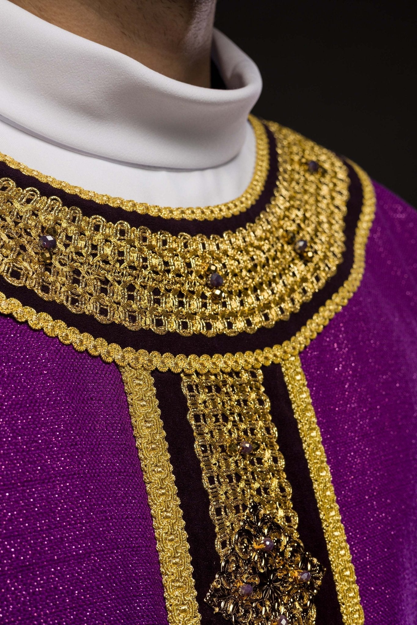 Casulla hecha a mano con piedras naturales Handmade 7001 HM/7001/03/71/PA03 - CASULLAS.ES