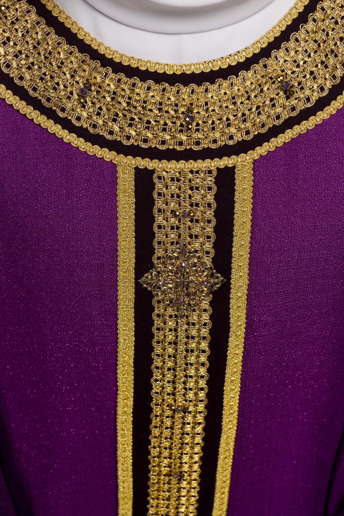 Casulla hecha a mano con piedras naturales Handmade 7001 HM/7001/03/71/PA03 - CASULLAS.ES