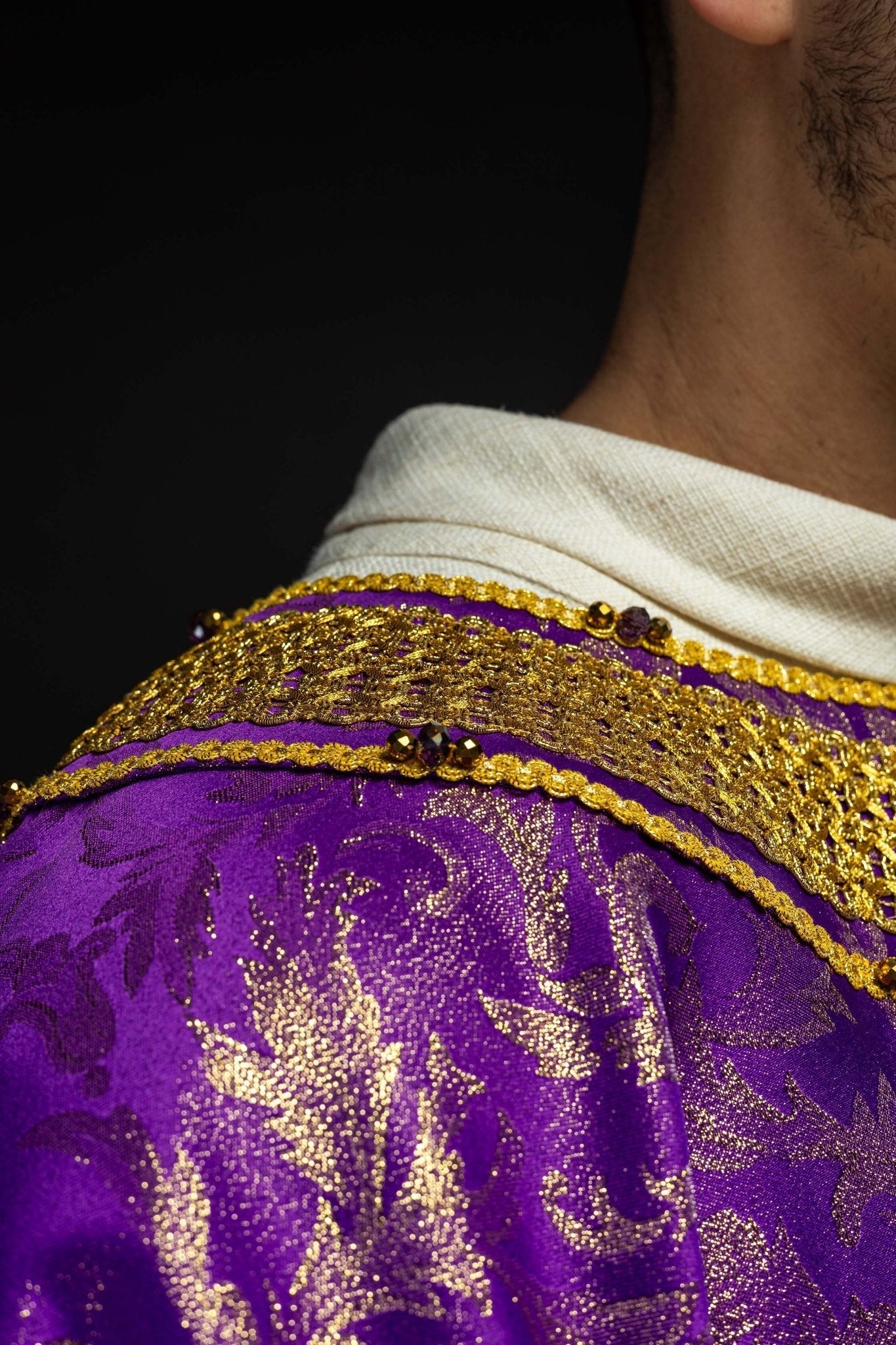 Casulla hecha a mano con piedras naturales Handmade 7010 Morado HM/7010/03/90 - CASULLAS.ES