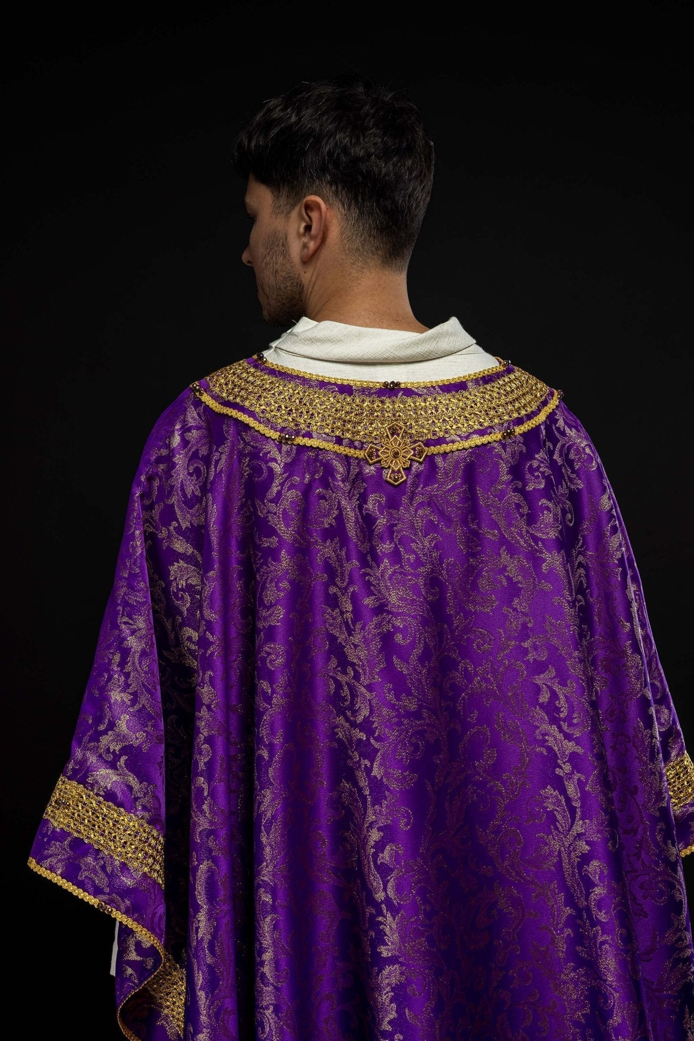 Casulla hecha a mano con piedras naturales Handmade 7010 Morado HM/7010/03/90 - CASULLAS.ES