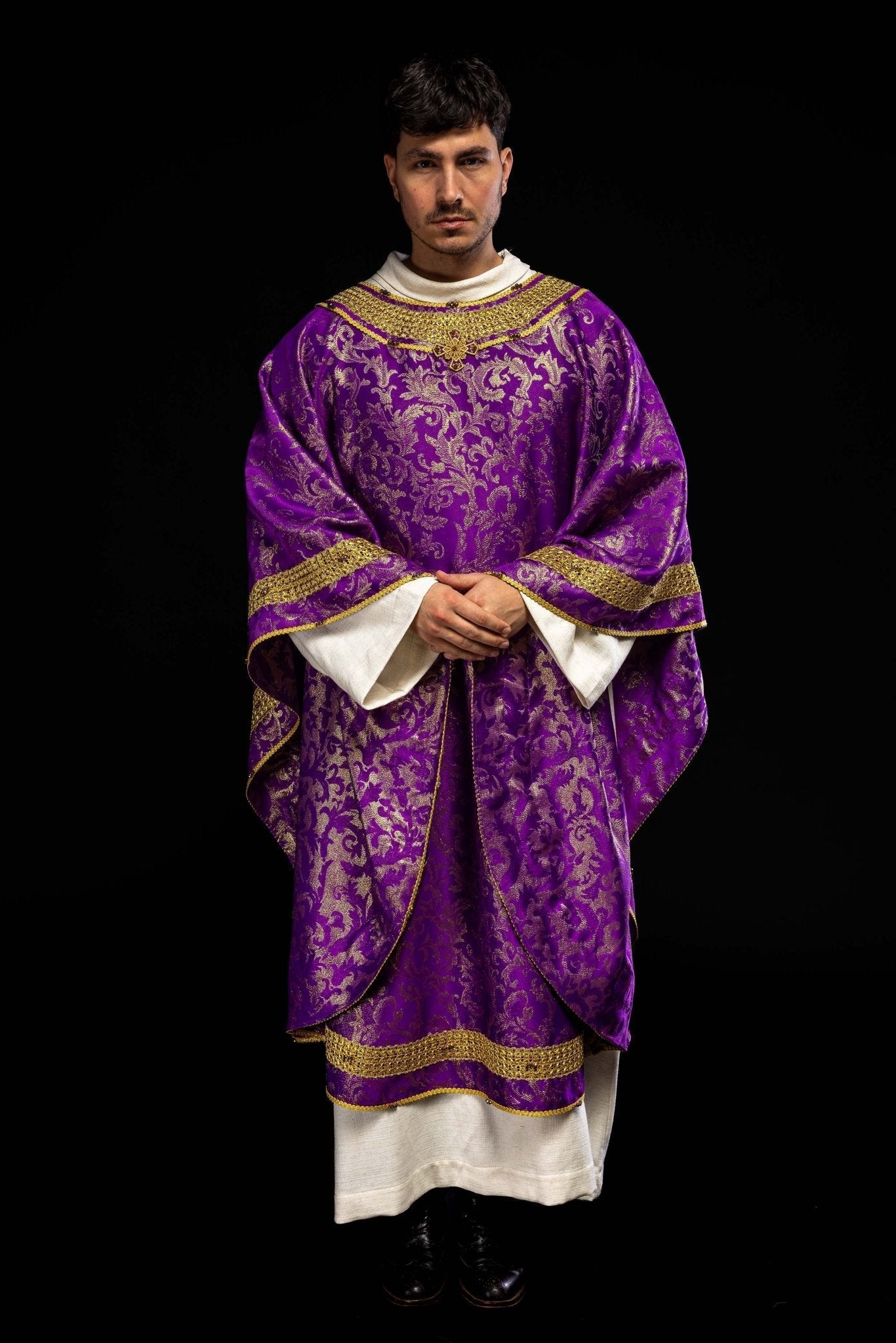 Casulla hecha a mano con piedras naturales Handmade 7010 Morado HM/7010/03/90 - CASULLAS.ES