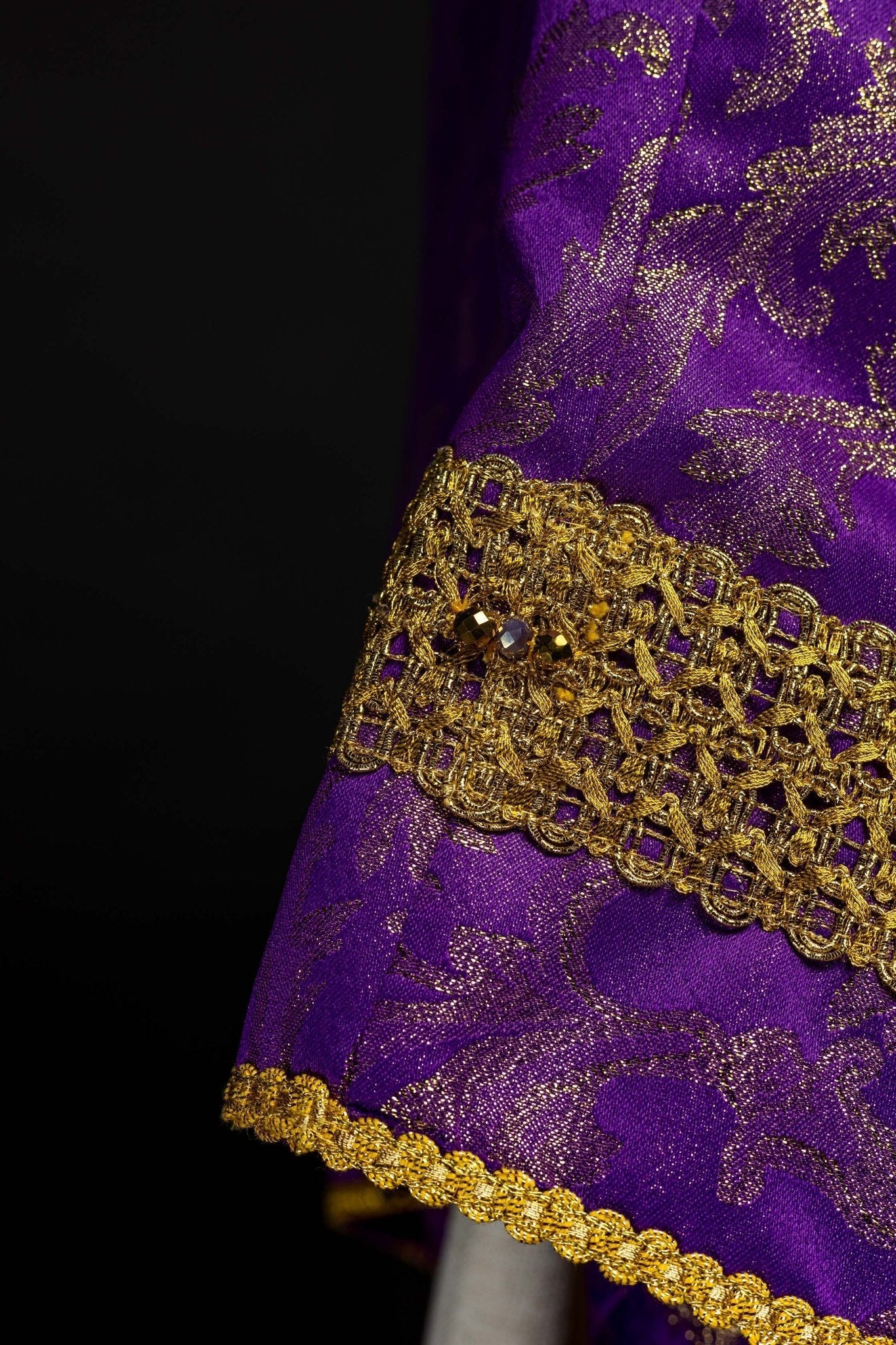 Casulla hecha a mano con piedras naturales Handmade 7010 Morado HM/7010/03/90 - CASULLAS.ES