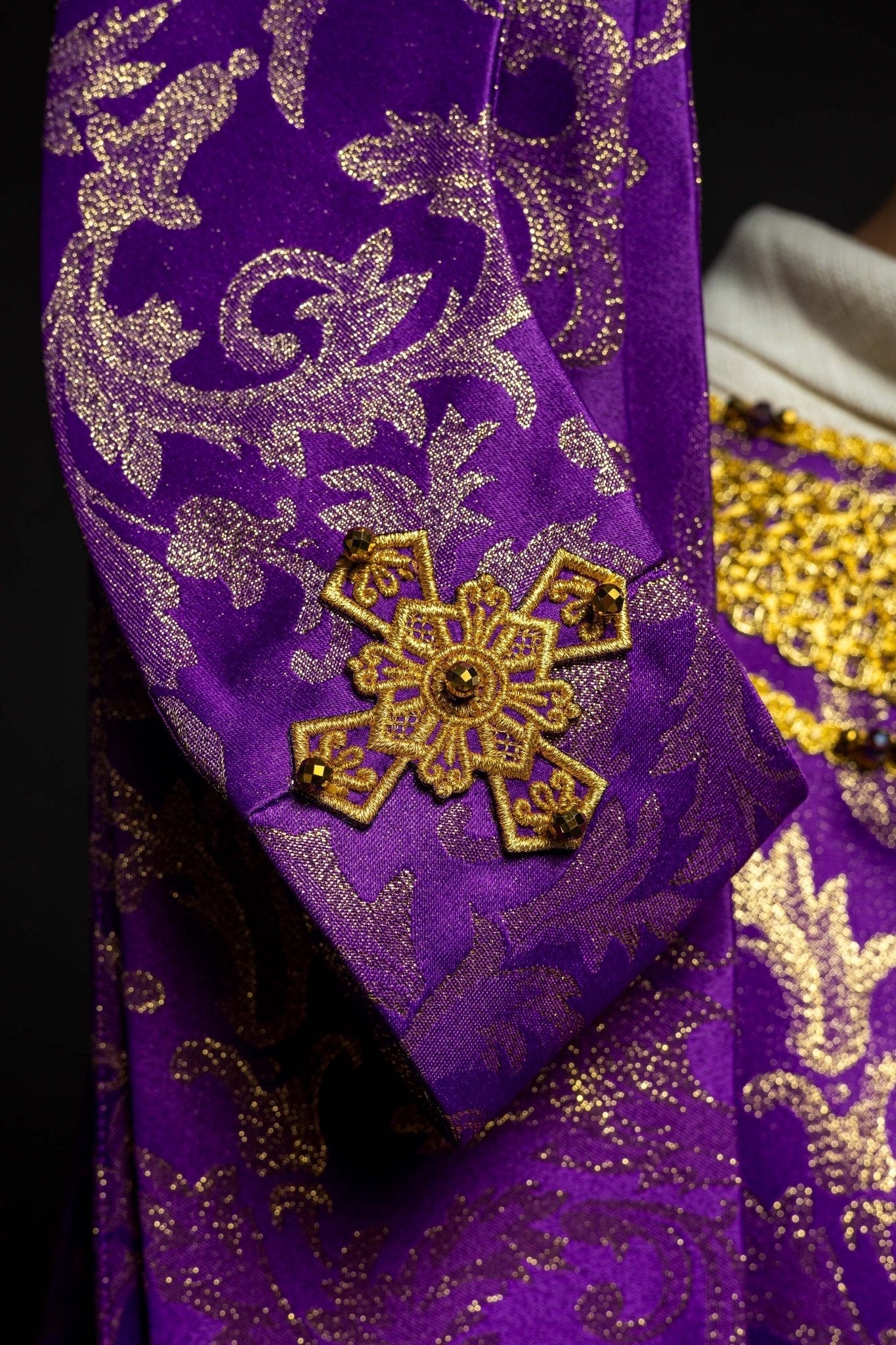 Casulla hecha a mano con piedras naturales Handmade 7010 Morado HM/7010/03/90 - CASULLAS.ES