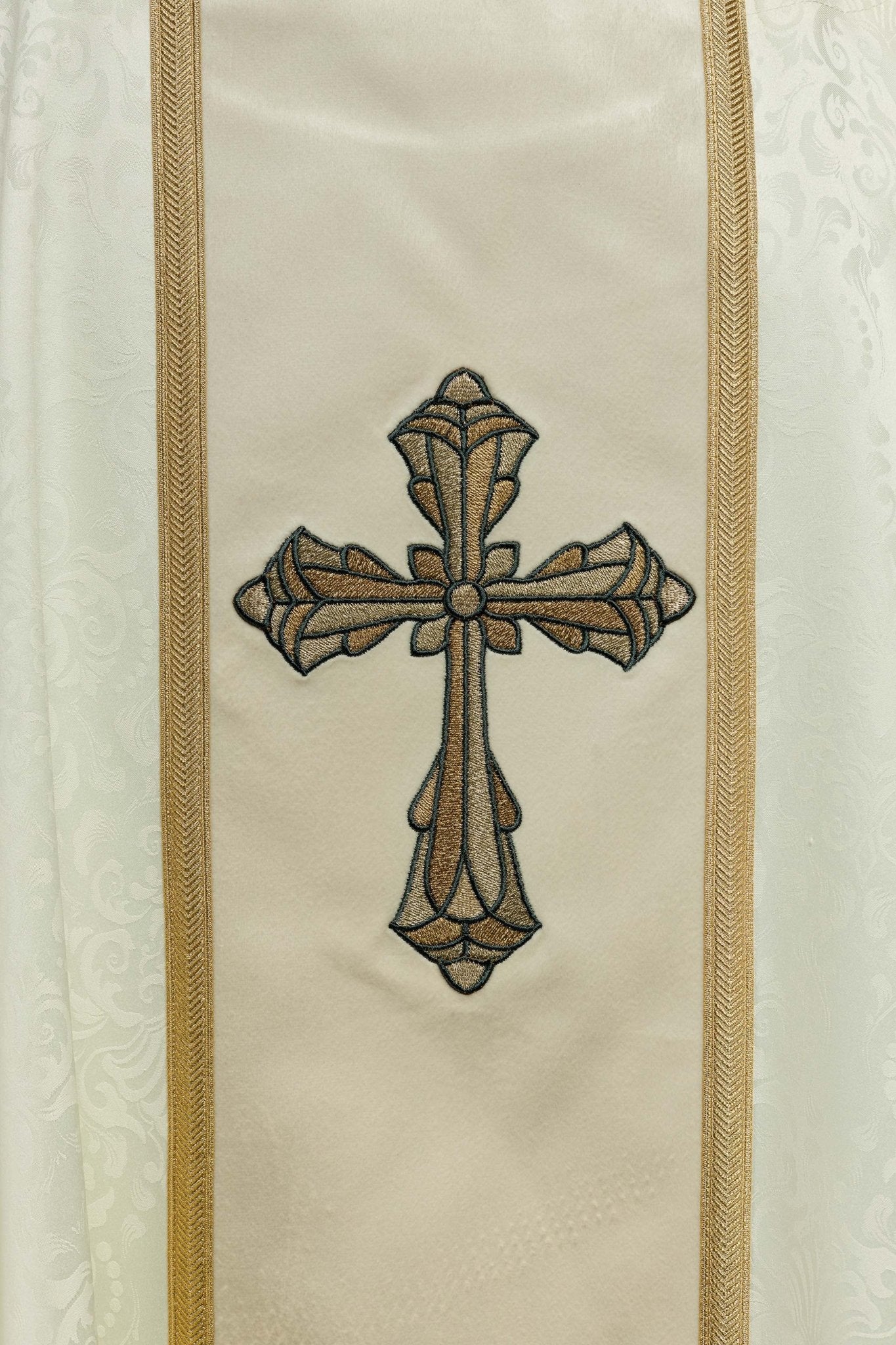 Casulla litúrgica color marfil con galón y bordado de cruz en tejido jacquard KOA/007/05/98 - CASULLAS.ES