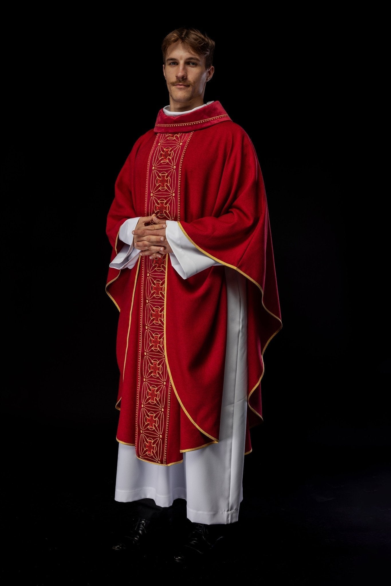 Casulla litúrgica con cinturón ricamente decorado con cruces en rojo S - 7071 - 02 - 70 - CASULLAS.ES