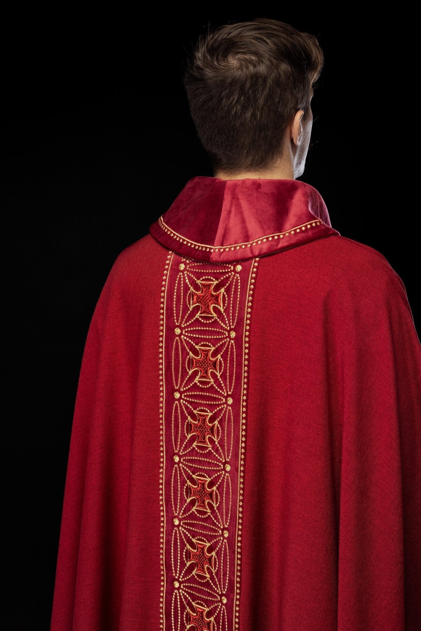 Casulla litúrgica con cinturón ricamente decorado con cruces en rojo S - 7071 - 02 - 70 - CASULLAS.ES