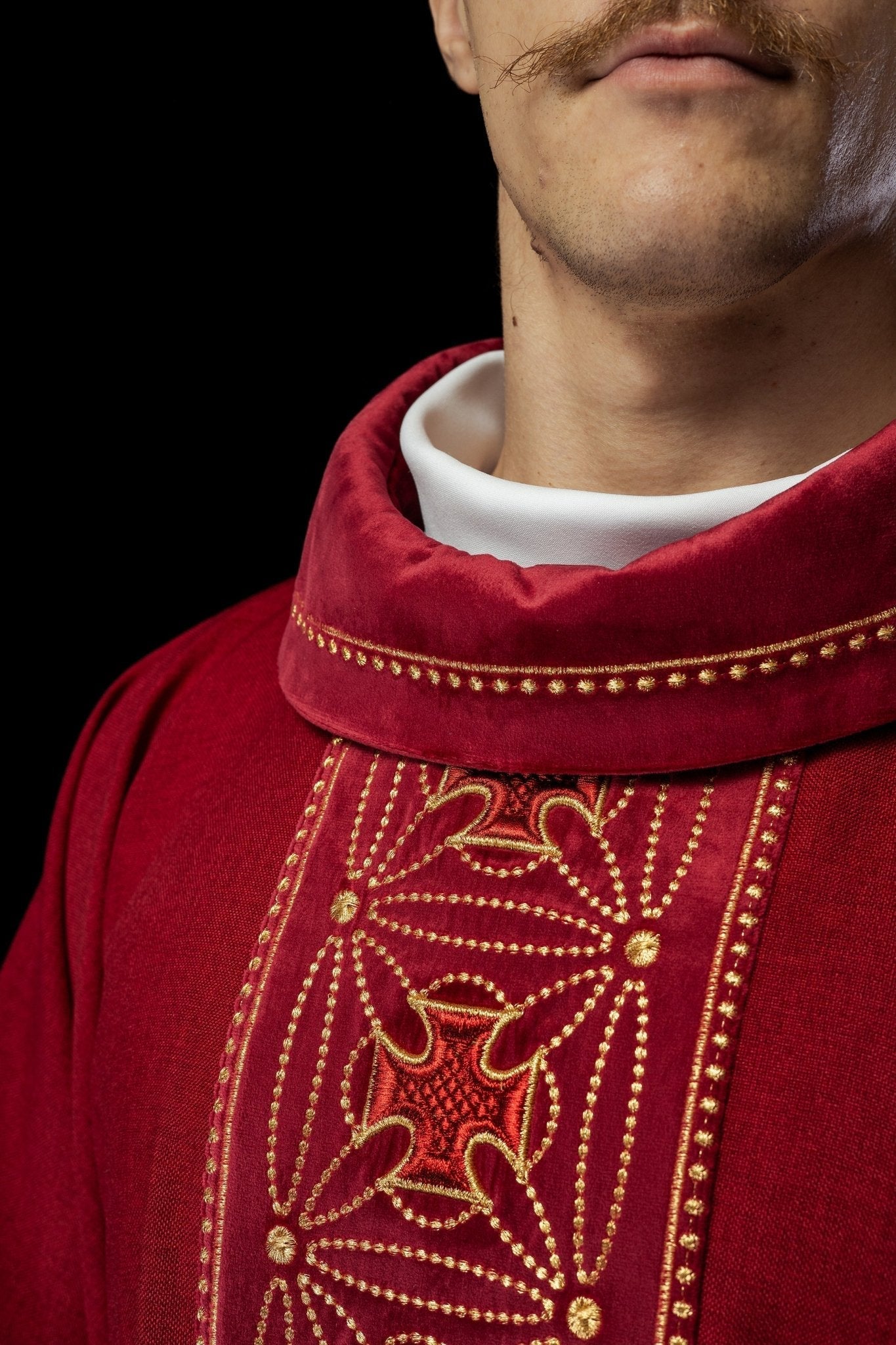 Casulla litúrgica con cinturón ricamente decorado con cruces en rojo S - 7071 - 02 - 70 - CASULLAS.ES